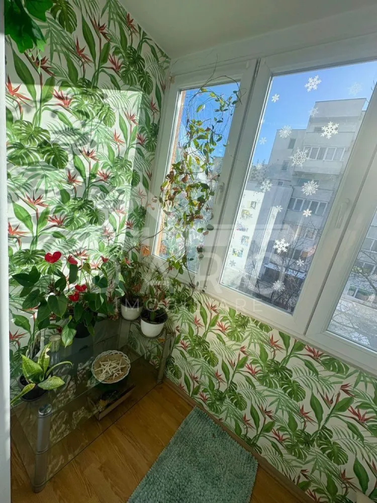 🏡 Apartament de vânzare – Aleea Constructorilor | Etaj 4/4 |110.000€ - 🏡 Apartament de vânzare – Aleea Constructorilor | Etaj 4/4 | 110.000 €
Se oferă spre vânzare apartament situat pe Aleea Constructorilor, la etajul 4 din 4, la 10–15 minute de Facultatea de Medicină, ideal atât pentru locuință, cât și pentru investiție (închiriere pentru studenți).
💰 Preț: 110.000 €
✔ bloc izolat exterior
✔ mobilat și utilat complet
✔ disponibil pentru mutare
Compartimentare:
✔ living / dormitor
✔ bucătărie
✔ baie
✔ balcon închis
Dotări și utilități:
✔ centrală termică proprie
✔ aer condiționat
✔ geamuri termopan
✔ ușă metalică
✔ balcon închis
✔ frigider
✔ aragaz
✔ mașină de spălat rufe
✔ mașină de spălat vase
Avantaje:
📍 Aleea Constructorilor – zonă liniștită
📍 la 10–15 minute de Facultatea de Medicină
📍 stații de autobuz și magazine în apropiere
📍 ideal pentru studenți sau investiție cu randament bun
📍 acces rapid către centrul orașului
💎 O oportunitate excelentă pentru locuit sau investiție într-o zonă cu cerere ridicată.
🤝 Proprietate promovată prin DARO Imobiliare
💳 Pentru achiziție, prin Kiwi Finance beneficiezi de:
✔ analiză GRATUITĂ a eligibilității
✔ acces la oferte de la peste 12 bănci
✔ negocierea dobânzii în favoarea ta
✔ suport complet până la semnarea contractului
📞 Detalii și vizionări:
Coman Maria – DARO Imobiliare & Kiwi Finance
📱 0749 535 729
🔑 DARO Imobiliare – găsim proprietatea potrivită.
💳 Kiwi Finance – obținem creditul pentru a o cumpăra.