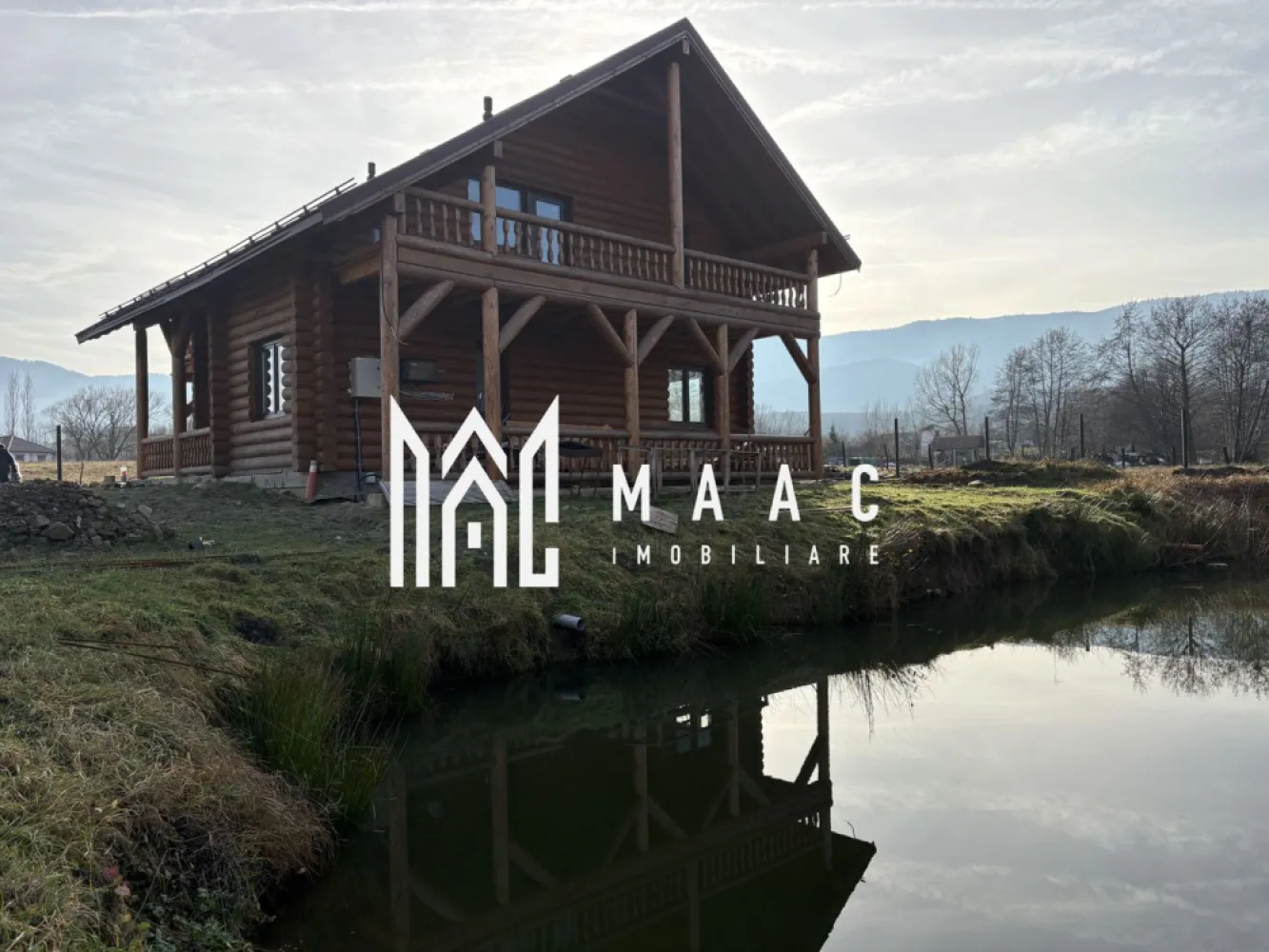 Cabana 5 Camere I 1520 mp teren I Lac de pești I Zona Tocile - MAAC imobiliare va propune la vânzare o cabană în zona Tocile cu vedere panoramică spre Munții Făgăraș și împrejurimi.
Cabana are baza de beton si este confectionata din bile de molid. 

La interior necesită amenajare și este împărțită astfel :
La parter -camera de zi cu bucătărie ,dormitor cu baie ,hol, casa scării și 2 terase acoperite 
La etaj : 3 dormitoare, fiecare cu baie proprie , hol, 2 balcoane acoperite 

Cabana dispune de panouri solare cu invertor de 5,5 kW, canalizare, apă, branșarea la curent trifazic în lucru.
Instalatia de incalzire e facuta in pardoseala.
Se poate opta pentru orice varianta de centrala.

Pentru mai multe detalii precizati telefonic ca ati vazut anuntul cu ID: CP2941188