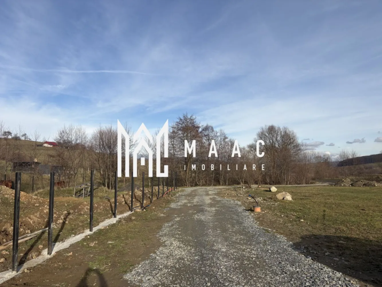 Cabana 5 Camere I 1520 mp teren I Lac de pești I Zona Tocile - MAAC imobiliare va propune la vânzare o cabană în zona Tocile cu vedere panoramică spre Munții Făgăraș și împrejurimi.
Cabana are baza de beton si este confectionata din bile de molid. 

La interior necesită amenajare și este împărțită astfel :
La parter -camera de zi cu bucătărie ,dormitor cu baie ,hol, casa scării și 2 terase acoperite 
La etaj : 3 dormitoare, fiecare cu baie proprie , hol, 2 balcoane acoperite 

Cabana dispune de panouri solare cu invertor de 5,5 kW, canalizare, apă, branșarea la curent trifazic în lucru.
Instalatia de incalzire e facuta in pardoseala.
Se poate opta pentru orice varianta de centrala.

Pentru mai multe detalii precizati telefonic ca ati vazut anuntul cu ID: CP2941188