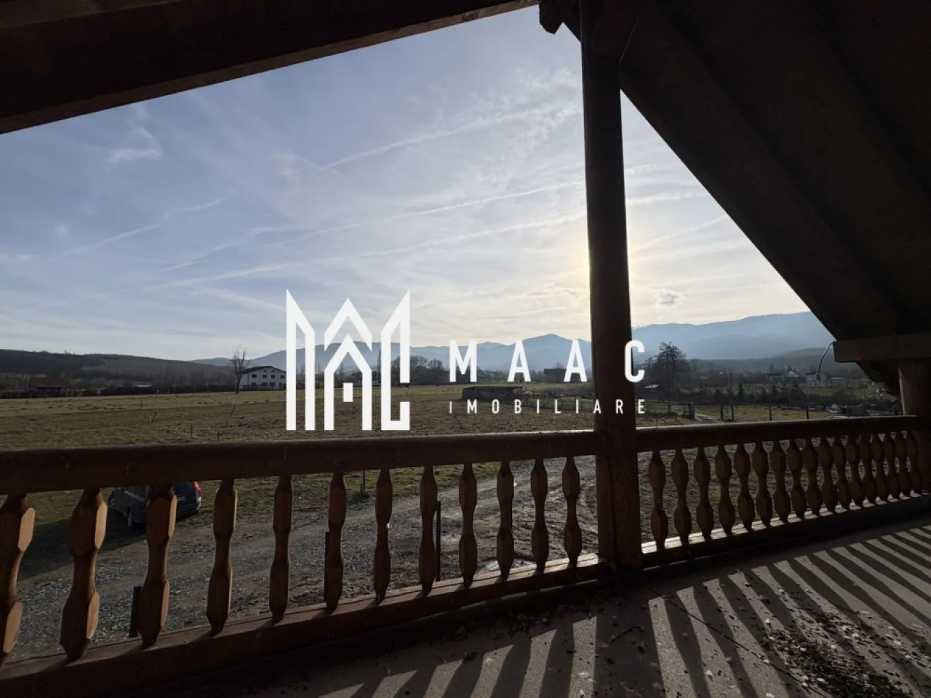 Cabana 5 Camere I 1520 mp teren I Lac de pești I Zona Tocile - MAAC imobiliare va propune la vânzare o cabană în zona Tocile cu vedere panoramică spre Munții Făgăraș și împrejurimi.
Cabana are baza de beton si este confectionata din bile de molid. 

La interior necesită amenajare și este împărțită astfel :
La parter -camera de zi cu bucătărie ,dormitor cu baie ,hol, casa scării și 2 terase acoperite 
La etaj : 3 dormitoare, fiecare cu baie proprie , hol, 2 balcoane acoperite 

Cabana dispune de panouri solare cu invertor de 5,5 kW, canalizare, apă, branșarea la curent trifazic în lucru.
Instalatia de incalzire e facuta in pardoseala.
Se poate opta pentru orice varianta de centrala.

Pentru mai multe detalii precizati telefonic ca ati vazut anuntul cu ID: CP2941188