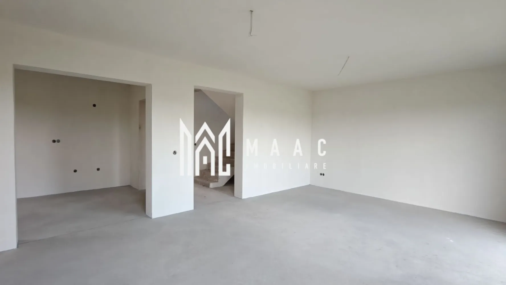 Casă individuală I 5 camere I 120 mpu I Curte 380 mp I Șura Mică - MAAC Imobiliare vă propune spre achiziție o casă nouă situată în Șura Mică, într-un cartier rezidențial aflat în plină expansiune, ideală pentru familiile care își doresc confort, funcționalitate și acces rapid către Sibiu și principalele zone de interes din apropiere. Construită cu atenție la detalii și materiale de calitate, această proprietate oferă un spațiu modern, bine compartimentat și adaptat unui stil de viață confortabil.

Locuința dispune de o suprafață utilă de 120 mp și este construită pe regim de înălțime Parter + Etaj + Pod, având fundație din beton și zidărie realizată din cărămidă Porotherm, pentru un plus de durabilitate și eficiență termică.

Compartimentarea este practică și eficientă, oferind spații generoase și bine luminate natural:
-Parter: hol de intrare, living spațios, bucătărie închisă cu acces către camera tehnică, birou, baie și casa scării
-Etaj: hol central, 3 dormitoare luminoase și 2 băi moderne
-Pod: spațiu accesibil destinat depozitării

Imobilul se predă la interior în stadiul LA ALB și beneficiază de:
-Centrală termică instalată
-Încălzire în pardoseală la parter și calorifere la etaj
-Ușă principală montată și geamuri termopan Salamander cu 3 foi de sticlă
-Șapă elicopterizată
-Pereți gletuiți și vopsiți
-Instalații electrice și sanitare finalizate și poziționate corespunzător

Exteriorul se predă LA CHEIE și include:
-Fațadă complet izolată termic și finisată cu tencuială decorativă
-Terasă exterioară finisată complet
-Gard de împrejmuire realizat
-Curte parțial pavată pentru acces auto și pietonal

Unul dintre avantajele importante ale acestei proprietăți este poziționarea într-o zonă cu acces facil către Parcul Industrial Șura Mică, Zona Industrială Vest Sibiu și Aeroportul Internațional Sibiu. De asemenea, viitorii proprietari beneficiază de acces rapid la grădiniță cu program prelungit, școală primară și gimnazială din comună, ceea ce face ca această locuință să fie ideală pentru familii.

Această casă reprezintă alegerea potrivită pentru cei care caută o proprietate nouă, modernă și bine poziționată, într-o zonă rezidențială cu potențial ridicat de dezvoltare.

Pentru mai multe informații sau pentru programarea unei vizionări, vă rugăm să precizați telefonic că ați văzut anunțul cu CP2378080.