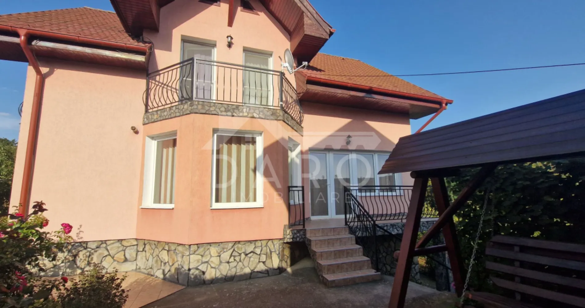 🏡 Casă de vânzare în Târgu Mureș – ideală pentru locuință - 🏡 Casă de vânzare în Târgu Mureș – ideală pentru locuință sau activitate economică
Oferim spre vânzare o proprietate versatilă, situată în municipiul Târgu Mureș, potrivită atât pentru locuință, cât și pentru sediu de firmă, birouri sau clinică medicală.
Detalii proprietate:
Construcție pe structură de beton
Regim de înălțime: Demisol + Parter + Mansardă
Amprentă la sol: 67 mp
Compartimentare:
Demisol: 2 încăperi spațioase
Parter: living, bucătărie, baie, hol
Mansardă: 3 dormitoare, hol, 2 băi
În curte se află o a doua construcție (Demisol + Parter + Mansardă), cu o suprafață utilă totală de aproximativ 70 mp – ideală pentru birou, spațiu comercial sau locuință separată.
🌳 Terenul include:
Grădină cu pomi fructiferi din diverse specii
Zonă pentru legume
Fântână cu apă potabilă
Utilități:
Racordată la toate utilitățile
Încălzire cu centrală termică proprie
📌 Proprietatea este potrivită pentru:
Locuință pentru familie
Sediu firmă
Spații de birouri
Clinică / cabinet medical
Activități comerciale sau servicii
📞 Pentru detalii și programarea unei vizionări:
Coman Maria – DARO Imobiliare
Telefon: 0749 535 729