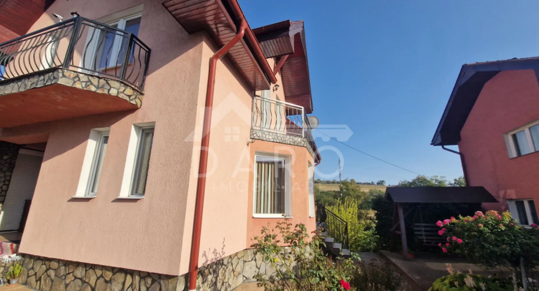 🏡 Casă de vânzare în Târgu Mureș – ideală pentru locuință - 🏡 Casă de vânzare în Târgu Mureș – ideală pentru locuință sau activitate economică
Oferim spre vânzare o proprietate versatilă, situată în municipiul Târgu Mureș, potrivită atât pentru locuință, cât și pentru sediu de firmă, birouri sau clinică medicală.
Detalii proprietate:
Construcție pe structură de beton
Regim de înălțime: Demisol + Parter + Mansardă
Amprentă la sol: 67 mp
Compartimentare:
Demisol: 2 încăperi spațioase
Parter: living, bucătărie, baie, hol
Mansardă: 3 dormitoare, hol, 2 băi
În curte se află o a doua construcție (Demisol + Parter + Mansardă), cu o suprafață utilă totală de aproximativ 70 mp – ideală pentru birou, spațiu comercial sau locuință separată.
🌳 Terenul include:
Grădină cu pomi fructiferi din diverse specii
Zonă pentru legume
Fântână cu apă potabilă
Utilități:
Racordată la toate utilitățile
Încălzire cu centrală termică proprie
📌 Proprietatea este potrivită pentru:
Locuință pentru familie
Sediu firmă
Spații de birouri
Clinică / cabinet medical
Activități comerciale sau servicii
📞 Pentru detalii și programarea unei vizionări:
Coman Maria – DARO Imobiliare
Telefon: 0749 535 729