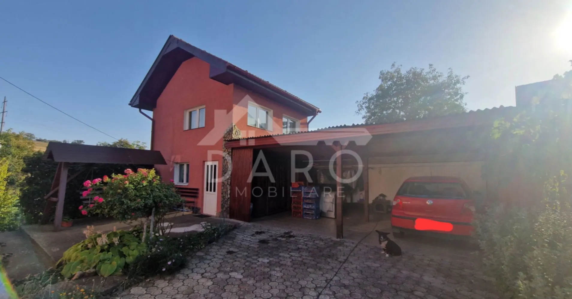 🏡 Casă de vânzare în Târgu Mureș – ideală pentru locuință - 🏡 Casă de vânzare în Târgu Mureș – ideală pentru locuință sau activitate economică
Oferim spre vânzare o proprietate versatilă, situată în municipiul Târgu Mureș, potrivită atât pentru locuință, cât și pentru sediu de firmă, birouri sau clinică medicală.
Detalii proprietate:
Construcție pe structură de beton
Regim de înălțime: Demisol + Parter + Mansardă
Amprentă la sol: 67 mp
Compartimentare:
Demisol: 2 încăperi spațioase
Parter: living, bucătărie, baie, hol
Mansardă: 3 dormitoare, hol, 2 băi
În curte se află o a doua construcție (Demisol + Parter + Mansardă), cu o suprafață utilă totală de aproximativ 70 mp – ideală pentru birou, spațiu comercial sau locuință separată.
🌳 Terenul include:
Grădină cu pomi fructiferi din diverse specii
Zonă pentru legume
Fântână cu apă potabilă
Utilități:
Racordată la toate utilitățile
Încălzire cu centrală termică proprie
📌 Proprietatea este potrivită pentru:
Locuință pentru familie
Sediu firmă
Spații de birouri
Clinică / cabinet medical
Activități comerciale sau servicii
📞 Pentru detalii și programarea unei vizionări:
Coman Maria – DARO Imobiliare
Telefon: 0749 535 729