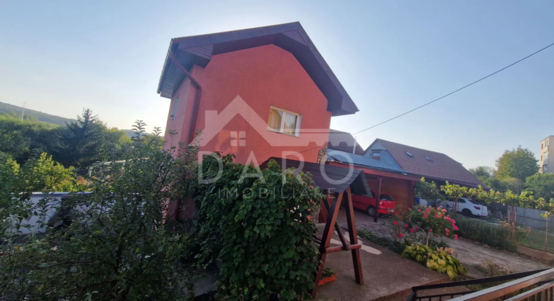 🏡 Casă de vânzare în Târgu Mureș – ideală pentru locuință - 🏡 Casă de vânzare în Târgu Mureș – ideală pentru locuință sau activitate economică
Oferim spre vânzare o proprietate versatilă, situată în municipiul Târgu Mureș, potrivită atât pentru locuință, cât și pentru sediu de firmă, birouri sau clinică medicală.
Detalii proprietate:
Construcție pe structură de beton
Regim de înălțime: Demisol + Parter + Mansardă
Amprentă la sol: 67 mp
Compartimentare:
Demisol: 2 încăperi spațioase
Parter: living, bucătărie, baie, hol
Mansardă: 3 dormitoare, hol, 2 băi
În curte se află o a doua construcție (Demisol + Parter + Mansardă), cu o suprafață utilă totală de aproximativ 70 mp – ideală pentru birou, spațiu comercial sau locuință separată.
🌳 Terenul include:
Grădină cu pomi fructiferi din diverse specii
Zonă pentru legume
Fântână cu apă potabilă
Utilități:
Racordată la toate utilitățile
Încălzire cu centrală termică proprie
📌 Proprietatea este potrivită pentru:
Locuință pentru familie
Sediu firmă
Spații de birouri
Clinică / cabinet medical
Activități comerciale sau servicii
📞 Pentru detalii și programarea unei vizionări:
Coman Maria – DARO Imobiliare
Telefon: 0749 535 729