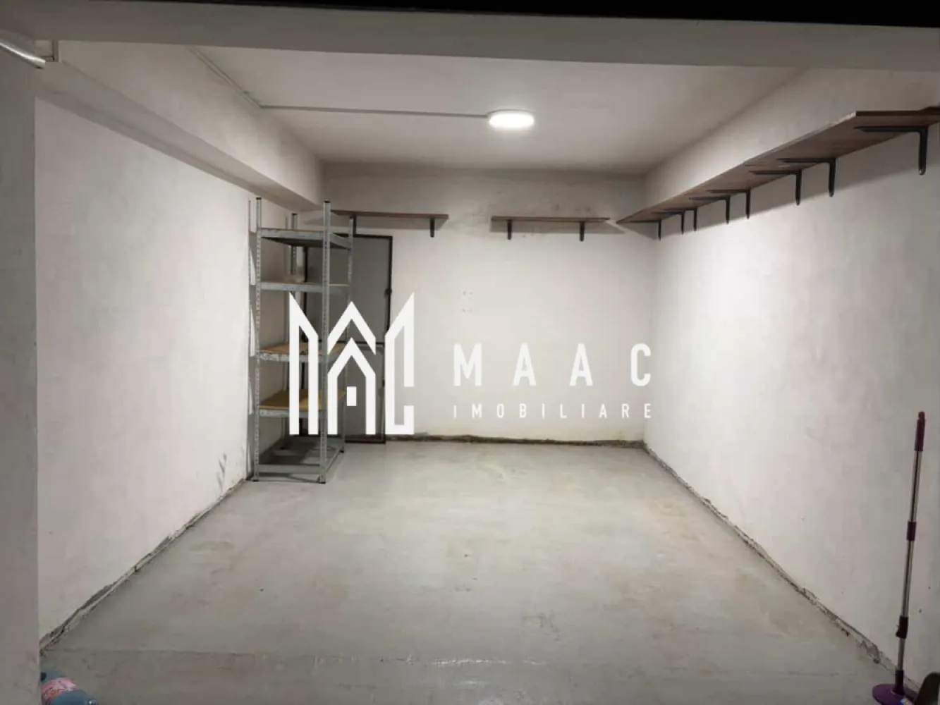 Garaj 15,7 mp | Curent electric | Demisol | Bulevardul Dem Rădulescu - Maac Imobiliare prezintă un garaj ideal pentru depozitare sau parcare, ferit de intemperii și de razele directe ale soarelui, cu o suprafață utilă de 15,7 mp.

Garajul dispune de curent electric, fiind potrivit inclusiv pentru încărcarea unei mașini electrice. Este situat la demisolul imobilului de pe Bulevardul Dr. Rădulescu nr. 53, bloc X3, beneficiind de acces auto facil.

Spațiul este potrivit atât pentru parcarea unui autoturism, cât și pentru motociclete, remorcă sau utilizare ca spațiu de depozitare.

Pentru mai multe detalii sau pentru stabilirea unei vizionări, vă invităm să contactați MAAC Imobiliare.

ID: CP2940664