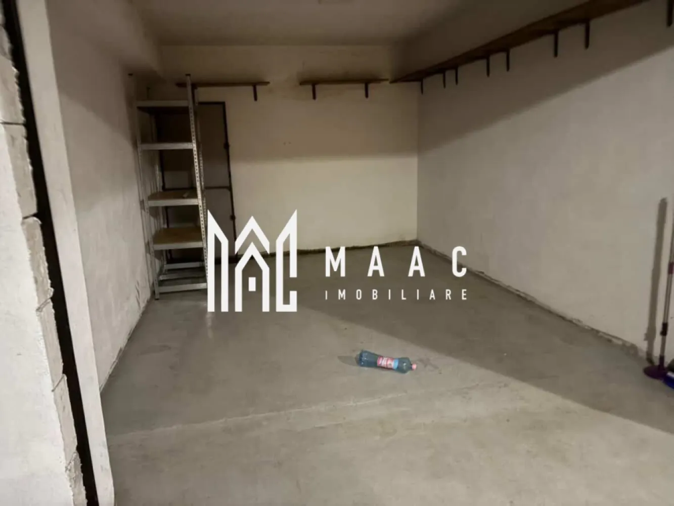 Garaj 15,7 mp | Curent electric | Demisol | Bulevardul Dem Rădulescu - Maac Imobiliare prezintă un garaj ideal pentru depozitare sau parcare, ferit de intemperii și de razele directe ale soarelui, cu o suprafață utilă de 15,7 mp.

Garajul dispune de curent electric, fiind potrivit inclusiv pentru încărcarea unei mașini electrice. Este situat la demisolul imobilului de pe Bulevardul Dr. Rădulescu nr. 53, bloc X3, beneficiind de acces auto facil.

Spațiul este potrivit atât pentru parcarea unui autoturism, cât și pentru motociclete, remorcă sau utilizare ca spațiu de depozitare.

Pentru mai multe detalii sau pentru stabilirea unei vizionări, vă invităm să contactați MAAC Imobiliare.

ID: CP2940664