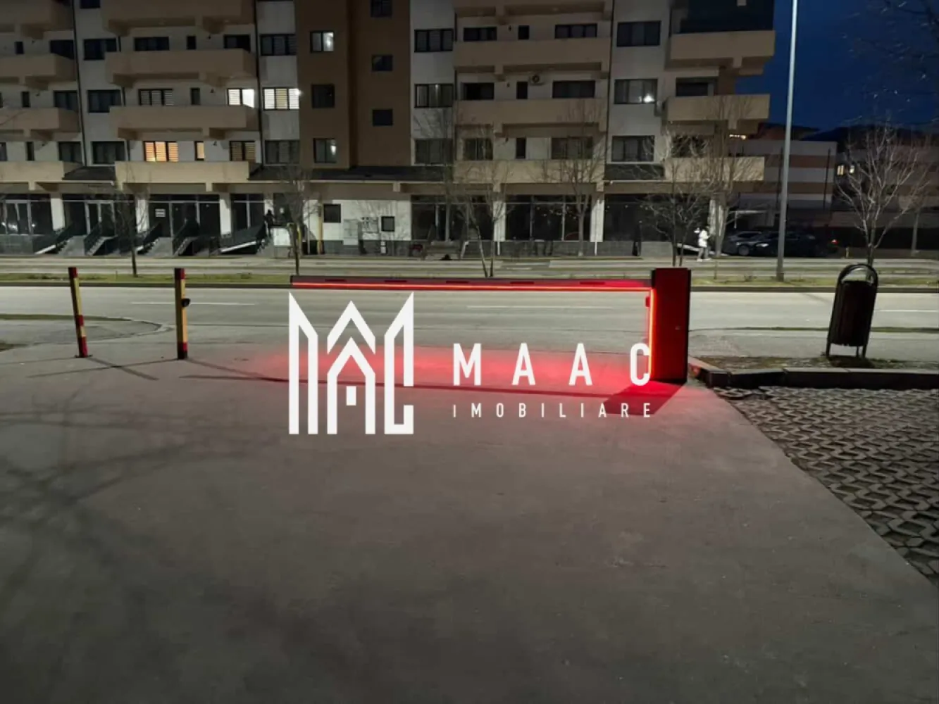 Garaj 15,7 mp | Curent electric | Demisol | Bulevardul Dem Rădulescu - Maac Imobiliare prezintă un garaj ideal pentru depozitare sau parcare, ferit de intemperii și de razele directe ale soarelui, cu o suprafață utilă de 15,7 mp.

Garajul dispune de curent electric, fiind potrivit inclusiv pentru încărcarea unei mașini electrice. Este situat la demisolul imobilului de pe Bulevardul Dr. Rădulescu nr. 53, bloc X3, beneficiind de acces auto facil.

Spațiul este potrivit atât pentru parcarea unui autoturism, cât și pentru motociclete, remorcă sau utilizare ca spațiu de depozitare.

Pentru mai multe detalii sau pentru stabilirea unei vizionări, vă invităm să contactați MAAC Imobiliare.

ID: CP2940664