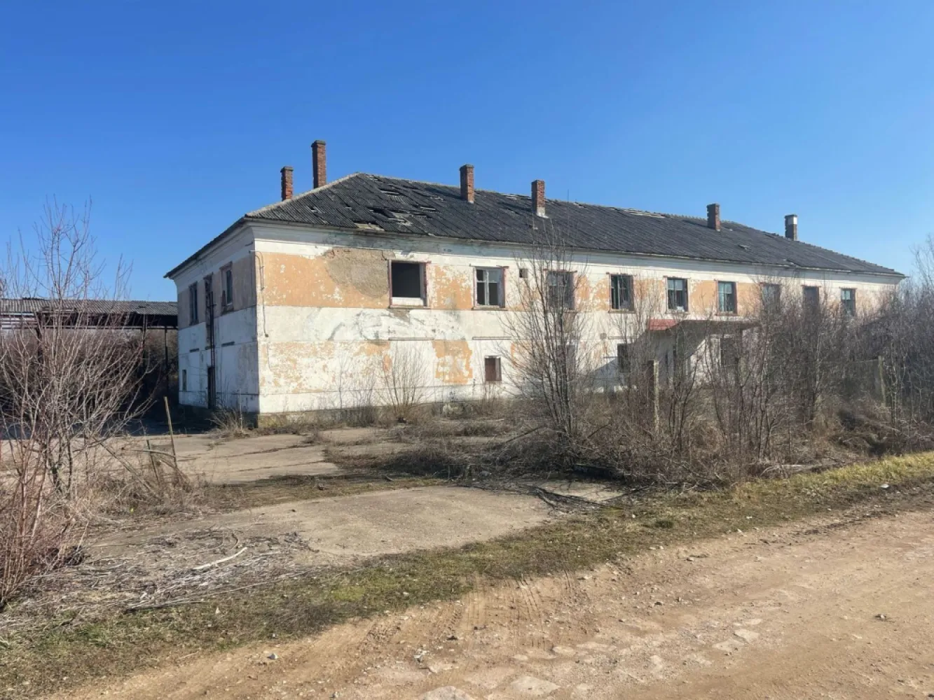 Proprietate versatila fost camin muncitori +teren loc.Batar jud Bihor - De vanzare, oportunitate de investitie: proprietate versatila compusa din fost camin muncitori + teren. Batar, Bihor, 19 030 mp teren intravilan.
Pret 129. 000 E. Comision 0.

Proprietatea se preteaza ca investitie pentru camin de persoane in varsta sau ferma agricola, facilitate de productie si cazare. Proprietatea este formata din parcela cu constructie (fost camin muncitori), P+1, caramida, constructie 1975, suprafata desfasurata 1270 mp + anexa din BCA (constructie 1995), suprafata construita desfasurata 180 mp. Terenul insumeaza 18 294 mp. Pe parcela se afla punct transformare energie electrica.

Teren intravilan , cf individual

Pret: 129.000 euro neg

contact: 0731 290 032 Sorin Gligor
