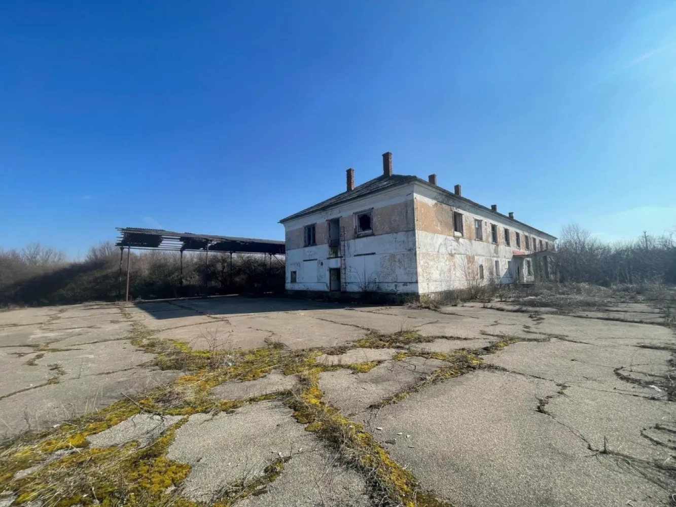 Proprietate versatila fost camin muncitori +teren loc.Batar jud Bihor - De vanzare, oportunitate de investitie: proprietate versatila compusa din fost camin muncitori + teren. Batar, Bihor, 19 030 mp teren intravilan.
Pret 129. 000 E. Comision 0.

Proprietatea se preteaza ca investitie pentru camin de persoane in varsta sau ferma agricola, facilitate de productie si cazare. Proprietatea este formata din parcela cu constructie (fost camin muncitori), P+1, caramida, constructie 1975, suprafata desfasurata 1270 mp + anexa din BCA (constructie 1995), suprafata construita desfasurata 180 mp. Terenul insumeaza 18 294 mp. Pe parcela se afla punct transformare energie electrica.

Teren intravilan , cf individual

Pret: 129.000 euro neg

contact: 0731 290 032 Sorin Gligor