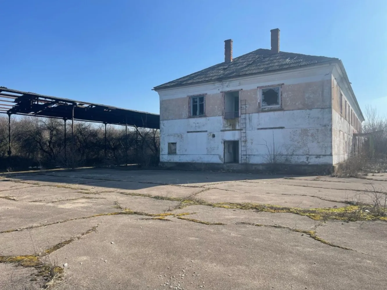 Proprietate versatila fost camin muncitori +teren loc.Batar jud Bihor - De vanzare, oportunitate de investitie: proprietate versatila compusa din fost camin muncitori + teren. Batar, Bihor, 19 030 mp teren intravilan.
Pret 129. 000 E. Comision 0.

Proprietatea se preteaza ca investitie pentru camin de persoane in varsta sau ferma agricola, facilitate de productie si cazare. Proprietatea este formata din parcela cu constructie (fost camin muncitori), P+1, caramida, constructie 1975, suprafata desfasurata 1270 mp + anexa din BCA (constructie 1995), suprafata construita desfasurata 180 mp. Terenul insumeaza 18 294 mp. Pe parcela se afla punct transformare energie electrica.

Teren intravilan , cf individual

Pret: 129.000 euro neg

contact: 0731 290 032 Sorin Gligor