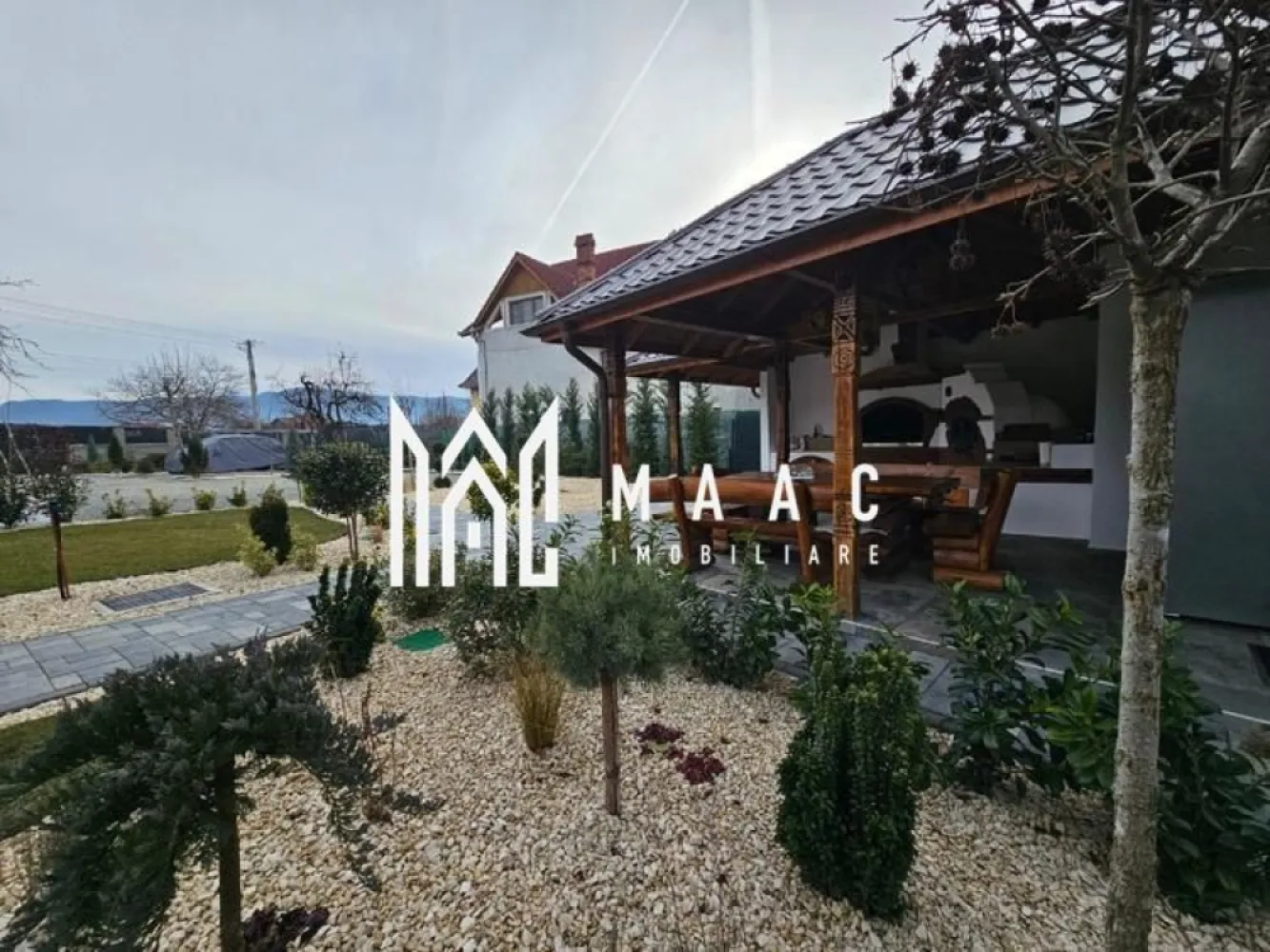 Vila | Pretabil Pensiune | 5 camere | Moderna | Jiblea - VÂNZARE CASĂ PREMIUM – 1.500 MP TEREN | SAUNĂ, JACUZZI, FOIȘOR COMPLET – JIBLEA VECHE, VÂLCEA

MAAC IMOBILIARE oferă spre vânzare casă individuală premium situată în Jiblea Veche, județul Vâlcea, într-o zonă liniștită, exclusiv de case, cu acces facil și vecinătăți de calitate.
Proprietatea este complet mobilată și utilată,gata de mutare, ideală pentru familie sau pentru rezidență de vacanță.
DETALII PROPRIETATE:
Teren: 1.500 mp
Suprafață utilă casă: 217,8 mp
Terase: 34,6 mp
 Foișor închis: 40,3 mp cu baie proprie
Pivniță: 7 mp
COMPARTIMENTARE:
Living spațios
5 dormitoare
Bucătărie complet utilată
3 băi în casă
 Spații de depozitare eficient organizate
DOTĂRI & AVANTAJE:
Foișor din lemn masiv, complet echipat: cuptor, grătar, plită, zonă de luat masa
Jacuzzi exterior
Saună separată
Curte amenajată integral: gazon, alei pavate, piatră decorativă, arbori ornamentali
Terase generoase pentru relaxare
 Proprietate împrejmuită,intimitate excelentă
Finisaje premium, întreținere impecabilă
BENEFICII CHEIE:
Fără investiții suplimentare
 Zonă liniștită, acces rapid
Ideală pentru locuință permanentă sau investiție
PREȚ: 368.000 € + TVA
Preț ușor negociabil
 Pentru detalii și vizionări, vă rugăm să ne contactați.

MAAC IMOBILIARE – VÂNZARE SIGURĂ, PROPRIETĂȚI DE CALITATE.
id CP2859770