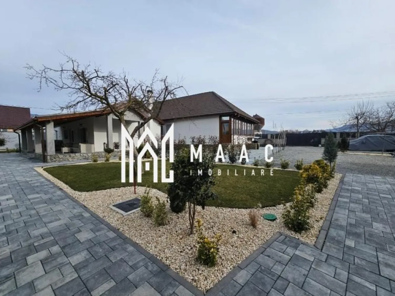 Vila | Pretabil Pensiune | 5 camere | Moderna | Jiblea - VÂNZARE CASĂ PREMIUM – 1.500 MP TEREN | SAUNĂ, JACUZZI, FOIȘOR COMPLET – JIBLEA VECHE, VÂLCEA

MAAC IMOBILIARE oferă spre vânzare casă individuală premium situată în Jiblea Veche, județul Vâlcea, într-o zonă liniștită, exclusiv de case, cu acces facil și vecinătăți de calitate.
Proprietatea este complet mobilată și utilată,gata de mutare, ideală pentru familie sau pentru rezidență de vacanță.
DETALII PROPRIETATE:
Teren: 1.500 mp
Suprafață utilă casă: 217,8 mp
Terase: 34,6 mp
 Foișor închis: 40,3 mp cu baie proprie
Pivniță: 7 mp
COMPARTIMENTARE:
Living spațios
5 dormitoare
Bucătărie complet utilată
3 băi în casă
 Spații de depozitare eficient organizate
DOTĂRI & AVANTAJE:
Foișor din lemn masiv, complet echipat: cuptor, grătar, plită, zonă de luat masa
Jacuzzi exterior
Saună separată
Curte amenajată integral: gazon, alei pavate, piatră decorativă, arbori ornamentali
Terase generoase pentru relaxare
 Proprietate împrejmuită,intimitate excelentă
Finisaje premium, întreținere impecabilă
BENEFICII CHEIE:
Fără investiții suplimentare
 Zonă liniștită, acces rapid
Ideală pentru locuință permanentă sau investiție
PREȚ: 368.000 € + TVA
Preț ușor negociabil
 Pentru detalii și vizionări, vă rugăm să ne contactați.

MAAC IMOBILIARE – VÂNZARE SIGURĂ, PROPRIETĂȚI DE CALITATE.
id CP2859770