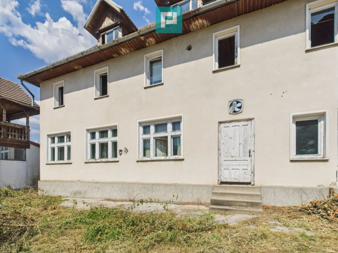Pensiune în Geoagiu-Băi pe malul râului Mureș - Oferim spre vânzare o pensiune amplasată într-un cadru natural deosebit, cu acces direct la plaja râului Mureș.

~ O oportunitate rară de investiție, ideală pentru cei care doresc să dezvolte o afacere în domeniul turismului sau să creeze un domeniu privat de relaxare.

~ Detalii și avantaje :
• Pensiune cu etaj și mansardă, situată într-o zonă liniștită, aproape de stațiunea Geoagiu-Băi
• Clădirile necesită renovare, oferind libertatea de a adapta spațiul în funcție de viziunea viitorului proprietar
• Teren generos de 6.464 mp
• Acces direct la plaja râului Mureș
• Clădiri suplimentare ce pot fi transformate în spații de cazare, restaurant sau sală de evenimente
• Parcare generoasă pentru turiști și vizitatori
• Poziționare excelentă, într-un cadru natural cu multă verdeață și liniște
• Acces rapid către stațiunea Geoagiu-Băi, renumită pentru apele termale și atracțiile sale turistice
• Potențial ridicat de dezvoltare turistică

~ Proprietatea se pretează pentru :
• Pensiune modernă sau complex turistic
• Retreat wellness sau centru de relaxare
• Camping sau glamping eco

~ Prețul reflectă valoarea terenului și potențialul unic al locației.

Suna-mă acum pentru detalii suplimentare și vizionări :

• Marian Dobre – Consultant Imobiliar PropertyLab
• Telefon: 0773 700 389

E-mail: marian.dobre@propertylab.ro
Cod Proprietate: 2762689