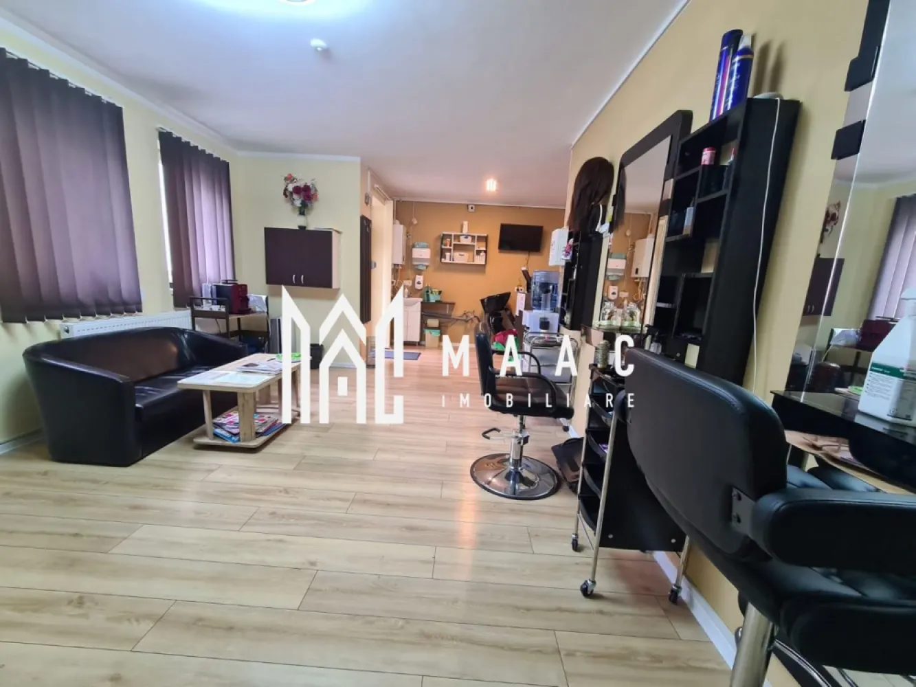 Apartament 2 camere | Balcon | Parcare | Stefan cel Mare - MAAC Imobiliare vă prezintă un apartament cu 2 camere, situat la parter, în zona rezidențială Ștefan cel Mare, ideal atât pentru locuit, cât și pentru investiție.

Caracteristici:
Apartament 2 camere decomandat
Suprafață utilă: 67 mp
An construcție: 2021
Încălzire prin calorifere, cu centrală termică proprie
Bloc dotat cu lift
Apartamentul este trecut ca spațiu comercial în acte
Dispune de 3 locuri de parcare incluse în preț

Zona este complet dezvoltată, cu acces facil la toate facilitățile din cartier.

Compartimentare:
Hol de intrare
Living spațios cu bucătărie open-space
Baie 
Hol secundar care deserveste dressingul pentru depozitare
Al doilea dormitor
A doua baie
Balcon cu acces din living și dressing, conform releveului.

Avantaje:
Compartimentare practică
Ideal pentru locuință sau investiție sigură

Pentru mai multe detalii precizati telefonic ca ati vazut anuntul cu ID: CP2842544