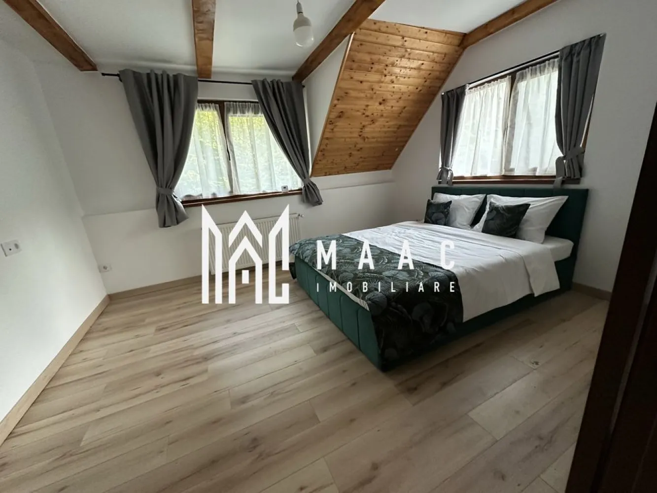 Oportunitate Valea Avrigului | Afacere la cheie | Casa de vacanta | - MAAC Imobiliare propune spre vânzare o casă de vacanță ideală pentru locuire sau investiție în turism

 Proprietate deosebită, perfectă pentru uz personal sau ca afacere de tip închiriere turistică (pensiune/casă de vacanță) – complet mobilată și utilată, pregătită pentru exploatare imediată!

Compartimentare:

 Demisol tehnic – spațiu generos pentru depozitare și echipamente
 Parter – living spațios, bucătărie mobilată și utilată, hol, baie de serviciu, 1 dormitor cu baie proprie
 Etaj – 4 dormitoare, fiecare cu baie proprie
 Mansardă – open space întins pe întreaga suprafață a etajului

Dotări exterioare:

 Filigorie de 60 mp – perfectă pentru relaxare sau evenimente
 Două terase acoperite, lipite de casă
 Cameră tehnică
 Clădire anexă – cu o cameră și baie de serviciu

Utilități și facilități:

 Bucătărie complet mobilată și utilată
 Băi complet mobilate și echipate
 Încălzire pe toate cele trei niveluri
 Centrală pe peleți cu autonomie de minim 3 zile
 Curent monofazic
 Panouri solare de 2 kW – neconectate, dar cu invertor inclus, pot fi puse în funcțiune la nevoie
 Canalizare la fosă septică
 Apă din fântână proprie

 Ideală pentru investiție în turism – fiecare dormitor are baie proprie, multiple spații comune, facilități moderne și un potențial ridicat de închiriere.

Pentru mai multe detalii va rugam specificati telefonic ID: CP2728526