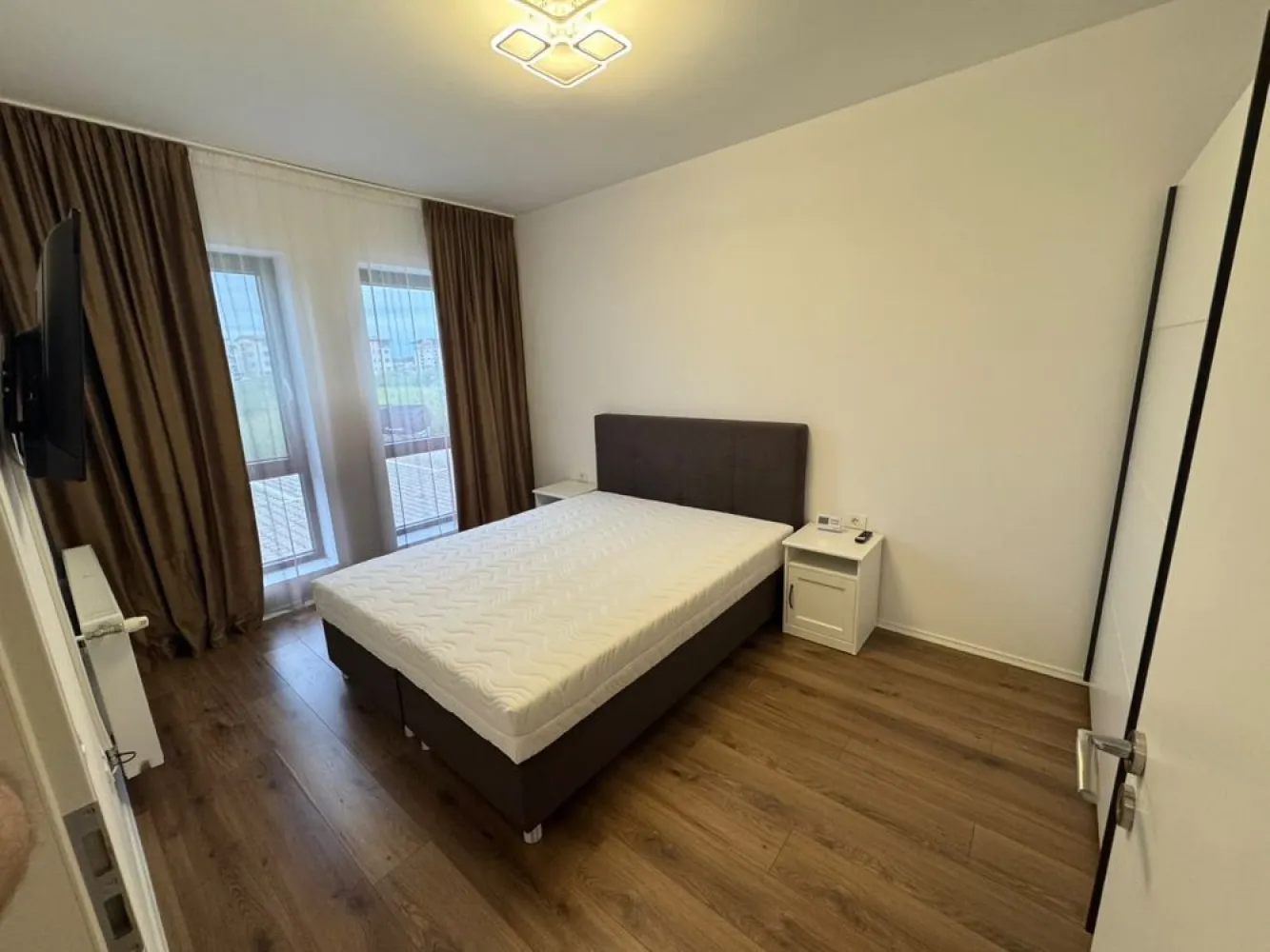 Apartament 2 camere GIROC - Va oferim spre vanzare apartament cu două camere în cartierul Vivere din Giroc cu o suprafață de 55 mp.

Apartamentul se afla la parterul blocului pe strada Neptun (Giroc ) și este structurat astfel : 
- hol 
- baie 
- living spațios cu bucatarie open space 
-dormitor 
Blocul este dotat cu lift si supravegheat video . 
 Loc de parcare inscris in cf . 
Apartamentul se vinde mobilat și dotat cu toate electrocasnicele necesare: aer condiționat, hotă , plită , cuptor , centrală cu garanție încă valabilă, televizoare smart si mașină de spălat . 

An construcție :2023 

 Puncte de interes :Profi și parc la 300 metri , scoala , liceu , kaufland , Mega , Lidl , Penny .