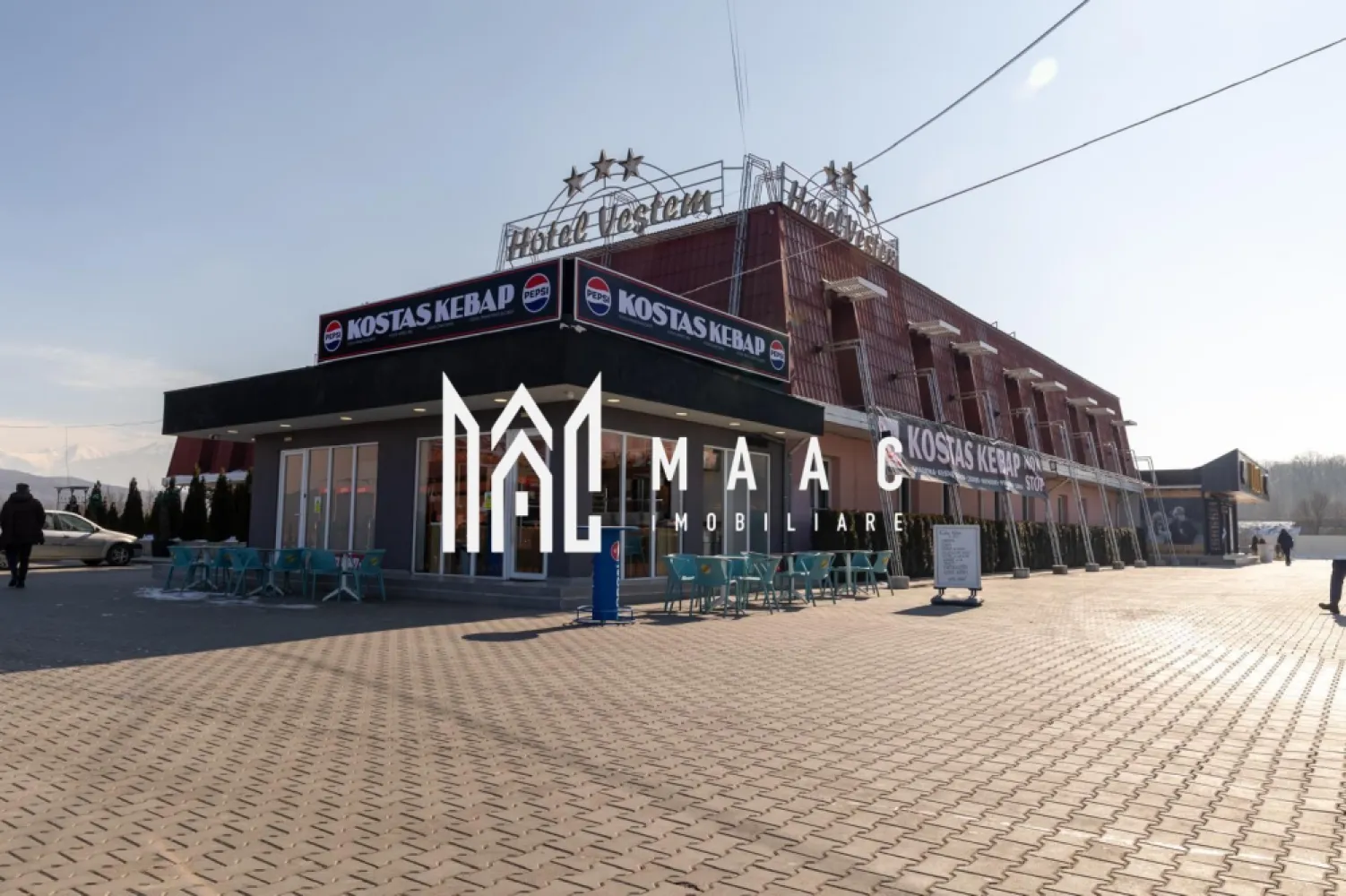 Complex turistic | 5600 MP | Vestem - MAAC Imobiliare vă prezintă o oportunitate excelentă de investiție în domeniul turismului! Un hotel renovat conform standardelor hoteliere internaționale, cu facilități de top, poate fi o afacere foarte profitabilă.

Detalii ale proprietății:

Teren total: 5600 mp, cu un teren suplimentar de 280 mp, care poate fi închiriat pentru a aduce venituri lunare constante.
Hotel cu 25 de camere: inclusiv 2 apartamente de lux, duble și twin, dotate conform celor mai înalte standarde.
Restaurant complet utilat, cu o capacitate de 200 mp, perfect pentru evenimente și servirea mesei.
Bucătărie profesionistă, pregătită pentru a răspunde cerințelor unei industrii hoteliere de top.
Terasă spațioasă pentru relaxare, ideală pentru momentele de răsfăț ale oaspeților.
Fără investiții suplimentare necesare – afacerea poate începe să aducă profit din prima zi.

Hotelul nu necesită nici o investiție suplimentară – investești și câștigi din prima zi.

Venituri suplimentare:
Luca – Las Vegas și Spălătoria Auto: surse adiționale de venit care completează încasările generate de hotel.
Teren suplimentar de 280 mp: disponibil pentru închiriere, ceea ce poate asigura venituri lunare constante, sporind rentabilitatea afacerii.
Locație:
La doar 13 km de Sibiu: O locație convenabilă, cu acces ușor pentru turiști și vizitatori, ce adaugă valoare afacerii prin fluxul constant de clienți.

Pentru mai multe detalii, vă rugăm să ne contactați specificând ID:CP2347368