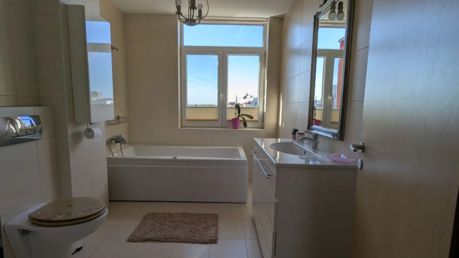 Penthouse, 100 mp utili, 50 mp terase - Oferim spre vanzare apartament 3 camere tip Penthouse, 100 mp utili, 50 mp terase, lift
Apartamentul este situat intre Calea Aradului si Calea Lipovei, cu intrare de pe str. Grigore T Popa, pozitionat intr-o zona linistita, fara trafic intens, intr-un bloc cu doar 10 apartamente, constructie 2010.
Apartament luminos, singur pe etaj, compus din living spatios, 2 dormitoare, bucatarie, 2 bai si 3 terase separate care insumeaza 50 mp. Detine si o camera de depozitare, situata pe casa scarii.
Nu detine parcare proprie, dar exista posibilitatea de a inchiria un loc de parcare in incinta complexului.
Apartamentul se vinde mobilat si utilat.