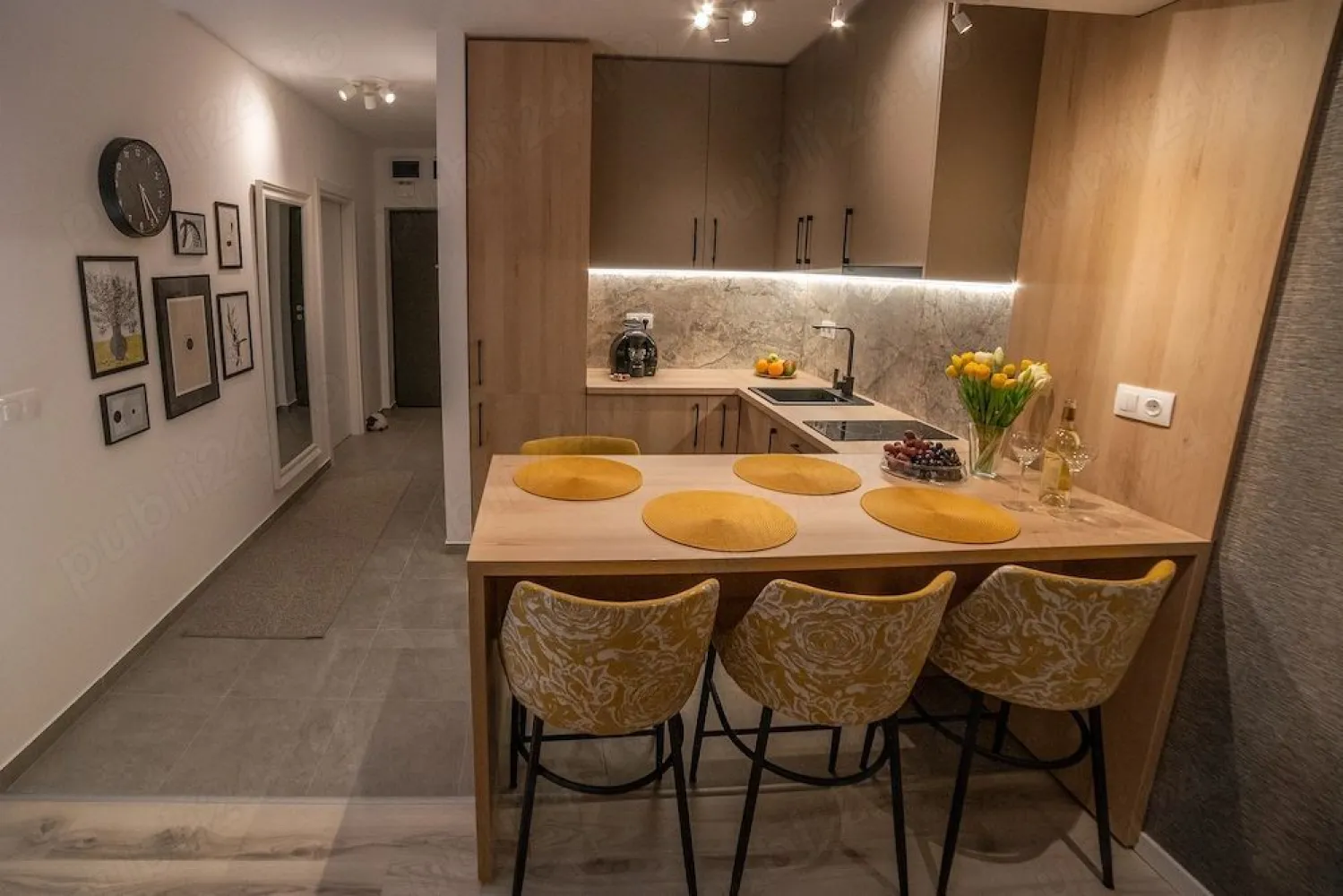 Apartament 3 camere de inchiriat, Denya Forest - Apartamentul este situat la etajul 1 din 11 (imobil cu 2 lifturi), cu vedere spre padure, dispus dupa cum urmeaza:
- hol acces
- living room + bucatarie + loc de luat masa
- dormitor
- dormitor secundar birou
- baie, cu vana
- wcs
- terasa de 16 mp
Apartamentul este compartimentat, astfel încât să te simți în largul tău, cu suprafețe vitrate mari, iar balconul îți oferă deschiderea de care ai nevoie, îmbinând armonios căldura casei cu libertatea pădurii din apropiere.
Dispune de aer conditionat, incalzire in pardoseala, tv in fiecare camera, masina de spalat etc

Locuinta se inchiriaza mobilata si utilata la pretul de 650 euro luna calendaristica, parcare supraterana inclusa. Se solicita si o garantie la nivelul a doua luni de chirie.
Contact- LUCIAN - 0771392744