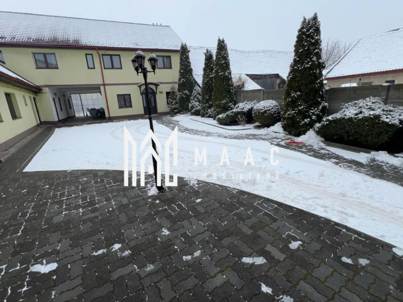 Pensiune + Casa | 626 MPU | Selimbar - MAAC IMOBILIARE vă prezintă Pensiune + Casa cu un potențial excepțional, situat într-o locație strategică, ideal pentru dezvoltarea unei afaceri în domeniul turismului și al ospitalității
 Pensiune în Plină Activitate, Profitabilă

Locație: Poziție excelentă, ideală pentru turism, cu acces facil și vizibilitate bună.

 Caracteristici:

8 camere: Fiecare cu baie proprie, pentru confort maxim al oaspeților.
Recepție
Oficiu și loc de mic dejun: Spațiu dedicat pentru servirea mesei.
2 grupuri sociale suplimentare: Pentru zonele comune.
Sală de relaxare: Perfectă pentru activități recreative.
Terase:
Închisă: Ideală pentru utilizare pe tot parcursul anului.
Deschisă: Perfectă pentru zilele însorite.
 Dotări:

Centrala pe gaz și centrala pe lemne, pentru flexibilitate și eficiență energetică.
Boiler și șemineu termo, pentru un confort termic optim.
Se predă complet mobilată, utilată și gata de preluare.
 Avantaje:

Afacere deja profitabilă, cu predare imediată.
Ideală pentru investitori care doresc o afacere la cheie, cu potențial de creștere.
 Casă Spațioasă în Aceeași Curte cu Pensiune

Locație: Ideală pentru rezidență sau pentru extinderea unei afaceri turistice.

 Caracteristici Casă Principală:

6 Camere: Spațioase și bine organizate, potrivite pentru o familie mare sau diverse utilizări.
3 Băi: Renovate, cu finisaje de calitate.
Hol: Spațios, conectând toate încăperile casei.
2 Balcoane: Cu priveliști încântătoare.
Pivniță: Utilă pentru depozitare sau alte scopuri.
Construită pe 2 nivele: Asigură separarea funcțională a spațiilor.
Renovată: Ultima renovare în 2010, oferind un aspect modern și bine întreținut.
 Apartament Separat:

Compus din: 1 cameră, bucătărie și baie, perfect pentru oaspeți sau închiriere.
 Curte:

Amenajată cu bun gust: Include pavele și pomi tuia care creează o atmosferă relaxantă.
Spațiu perfect: Pentru recreere sau activități în aer liber.
 Avantaje:

Proximitate cu pensiunea: Poate fi utilizată ca extensie a acesteia sau pentru locuință privată.

Posibilități multiple: Locuință personală, spațiu pentru oaspeți sau extindere a afacerii.
O proprietate unică, care îmbină confortul locuinței private cu potențialul unei afaceri turistice. 
MAAC IMOBILIARE – Profesioniști în domeniul imobiliar, alături de dumneavoastră pentru realizarea celor mai bune tranzacții!
Pentru mai multe informatii specificati ca ati vazut anuntul cu ID:CP2295947