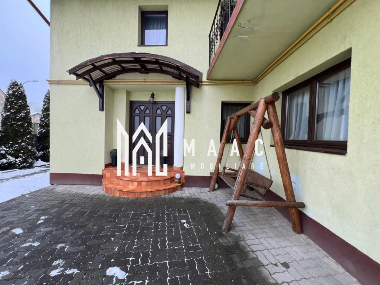 Pensiune + Casa | 626 MPU | Selimbar - MAAC IMOBILIARE vă prezintă Pensiune + Casa cu un potențial excepțional, situat într-o locație strategică, ideal pentru dezvoltarea unei afaceri în domeniul turismului și al ospitalității
 Pensiune în Plină Activitate, Profitabilă

Locație: Poziție excelentă, ideală pentru turism, cu acces facil și vizibilitate bună.

 Caracteristici:

8 camere: Fiecare cu baie proprie, pentru confort maxim al oaspeților.
Recepție
Oficiu și loc de mic dejun: Spațiu dedicat pentru servirea mesei.
2 grupuri sociale suplimentare: Pentru zonele comune.
Sală de relaxare: Perfectă pentru activități recreative.
Terase:
Închisă: Ideală pentru utilizare pe tot parcursul anului.
Deschisă: Perfectă pentru zilele însorite.
 Dotări:

Centrala pe gaz și centrala pe lemne, pentru flexibilitate și eficiență energetică.
Boiler și șemineu termo, pentru un confort termic optim.
Se predă complet mobilată, utilată și gata de preluare.
 Avantaje:

Afacere deja profitabilă, cu predare imediată.
Ideală pentru investitori care doresc o afacere la cheie, cu potențial de creștere.
 Casă Spațioasă în Aceeași Curte cu Pensiune

Locație: Ideală pentru rezidență sau pentru extinderea unei afaceri turistice.

 Caracteristici Casă Principală:

6 Camere: Spațioase și bine organizate, potrivite pentru o familie mare sau diverse utilizări.
3 Băi: Renovate, cu finisaje de calitate.
Hol: Spațios, conectând toate încăperile casei.
2 Balcoane: Cu priveliști încântătoare.
Pivniță: Utilă pentru depozitare sau alte scopuri.
Construită pe 2 nivele: Asigură separarea funcțională a spațiilor.
Renovată: Ultima renovare în 2010, oferind un aspect modern și bine întreținut.
 Apartament Separat:

Compus din: 1 cameră, bucătărie și baie, perfect pentru oaspeți sau închiriere.
 Curte:

Amenajată cu bun gust: Include pavele și pomi tuia care creează o atmosferă relaxantă.
Spațiu perfect: Pentru recreere sau activități în aer liber.
 Avantaje:

Proximitate cu pensiunea: Poate fi utilizată ca extensie a acesteia sau pentru locuință privată.

Posibilități multiple: Locuință personală, spațiu pentru oaspeți sau extindere a afacerii.
O proprietate unică, care îmbină confortul locuinței private cu potențialul unei afaceri turistice. 
MAAC IMOBILIARE – Profesioniști în domeniul imobiliar, alături de dumneavoastră pentru realizarea celor mai bune tranzacții!
Pentru mai multe informatii specificati ca ati vazut anuntul cu ID:CP2295947