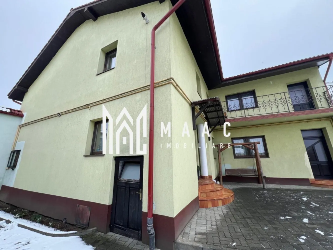 Pensiune + Casa | 626 MPU | Selimbar - MAAC IMOBILIARE vă prezintă Pensiune + Casa cu un potențial excepțional, situat într-o locație strategică, ideal pentru dezvoltarea unei afaceri în domeniul turismului și al ospitalității
 Pensiune în Plină Activitate, Profitabilă

Locație: Poziție excelentă, ideală pentru turism, cu acces facil și vizibilitate bună.

 Caracteristici:

8 camere: Fiecare cu baie proprie, pentru confort maxim al oaspeților.
Recepție
Oficiu și loc de mic dejun: Spațiu dedicat pentru servirea mesei.
2 grupuri sociale suplimentare: Pentru zonele comune.
Sală de relaxare: Perfectă pentru activități recreative.
Terase:
Închisă: Ideală pentru utilizare pe tot parcursul anului.
Deschisă: Perfectă pentru zilele însorite.
 Dotări:

Centrala pe gaz și centrala pe lemne, pentru flexibilitate și eficiență energetică.
Boiler și șemineu termo, pentru un confort termic optim.
Se predă complet mobilată, utilată și gata de preluare.
 Avantaje:

Afacere deja profitabilă, cu predare imediată.
Ideală pentru investitori care doresc o afacere la cheie, cu potențial de creștere.
 Casă Spațioasă în Aceeași Curte cu Pensiune

Locație: Ideală pentru rezidență sau pentru extinderea unei afaceri turistice.

 Caracteristici Casă Principală:

6 Camere: Spațioase și bine organizate, potrivite pentru o familie mare sau diverse utilizări.
3 Băi: Renovate, cu finisaje de calitate.
Hol: Spațios, conectând toate încăperile casei.
2 Balcoane: Cu priveliști încântătoare.
Pivniță: Utilă pentru depozitare sau alte scopuri.
Construită pe 2 nivele: Asigură separarea funcțională a spațiilor.
Renovată: Ultima renovare în 2010, oferind un aspect modern și bine întreținut.
 Apartament Separat:

Compus din: 1 cameră, bucătărie și baie, perfect pentru oaspeți sau închiriere.
 Curte:

Amenajată cu bun gust: Include pavele și pomi tuia care creează o atmosferă relaxantă.
Spațiu perfect: Pentru recreere sau activități în aer liber.
 Avantaje:

Proximitate cu pensiunea: Poate fi utilizată ca extensie a acesteia sau pentru locuință privată.

Posibilități multiple: Locuință personală, spațiu pentru oaspeți sau extindere a afacerii.
O proprietate unică, care îmbină confortul locuinței private cu potențialul unei afaceri turistice. 
MAAC IMOBILIARE – Profesioniști în domeniul imobiliar, alături de dumneavoastră pentru realizarea celor mai bune tranzacții!
Pentru mai multe informatii specificati ca ati vazut anuntul cu ID:CP2295947