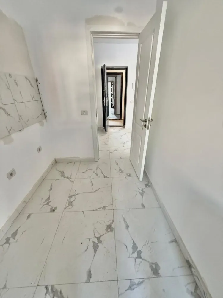 Garsoniera Militari Residence - Tineretului - TVA INCLUS !! Vă prezentăm o garsonieră deosebită, situată în cartierul Militari Residence, într-un bloc modern cu regim de înălțime P+6, poziționat strategic pentru a vă oferi confort și accesibilitate. Detalii proprietate: - Tip: Garsonieră - Termen de finalizare: martie 2026 - Locație: Militari Residence strada Tineretului Avantaje: - Bloc nou, construit cu materiale de calitate, garantând un standard ridicat de confort. - Poziție excelentă, în imediata apropiere a mijloacelor de transport în comun, pentru o deplasare facilă către orice zonă a orașului. - Acces rapid la instituții educaționale (școli publice), centre comerciale, supermarketuri și mall-uri. - Zonă liniștită, ideală pentru locuit sau investiție. Acum este momentul să achiziționați locuința visurilor dumneavoastră! Contactați-ne pentru mai multe detalii și programarea unei vizionări.