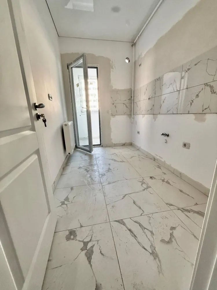 Garsoniera Militari Residence - Tineretului - TVA INCLUS !! Vă prezentăm o garsonieră deosebită, situată în cartierul Militari Residence, într-un bloc modern cu regim de înălțime P+6, poziționat strategic pentru a vă oferi confort și accesibilitate. Detalii proprietate: - Tip: Garsonieră - Termen de finalizare: martie 2026 - Locație: Militari Residence strada Tineretului Avantaje: - Bloc nou, construit cu materiale de calitate, garantând un standard ridicat de confort. - Poziție excelentă, în imediata apropiere a mijloacelor de transport în comun, pentru o deplasare facilă către orice zonă a orașului. - Acces rapid la instituții educaționale (școli publice), centre comerciale, supermarketuri și mall-uri. - Zonă liniștită, ideală pentru locuit sau investiție. Acum este momentul să achiziționați locuința visurilor dumneavoastră! Contactați-ne pentru mai multe detalii și programarea unei vizionări.