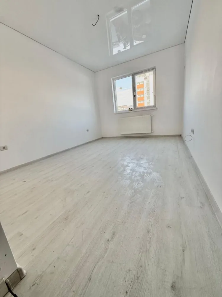 Garsoniera Militari Residence - Tineretului - TVA INCLUS !! Vă prezentăm o garsonieră deosebită, situată în cartierul Militari Residence, într-un bloc modern cu regim de înălțime P+6, poziționat strategic pentru a vă oferi confort și accesibilitate. Detalii proprietate: - Tip: Garsonieră - Termen de finalizare: martie 2026 - Locație: Militari Residence strada Tineretului Avantaje: - Bloc nou, construit cu materiale de calitate, garantând un standard ridicat de confort. - Poziție excelentă, în imediata apropiere a mijloacelor de transport în comun, pentru o deplasare facilă către orice zonă a orașului. - Acces rapid la instituții educaționale (școli publice), centre comerciale, supermarketuri și mall-uri. - Zonă liniștită, ideală pentru locuit sau investiție. Acum este momentul să achiziționați locuința visurilor dumneavoastră! Contactați-ne pentru mai multe detalii și programarea unei vizionări.