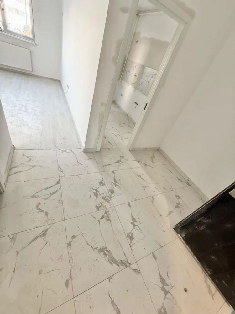 Garsoniera Militari Residence - Tineretului - TVA INCLUS !! Vă prezentăm o garsonieră deosebită, situată în cartierul Militari Residence, într-un bloc modern cu regim de înălțime P+6, poziționat strategic pentru a vă oferi confort și accesibilitate. Detalii proprietate: - Tip: Garsonieră - Termen de finalizare: martie 2026 - Locație: Militari Residence strada Tineretului Avantaje: - Bloc nou, construit cu materiale de calitate, garantând un standard ridicat de confort. - Poziție excelentă, în imediata apropiere a mijloacelor de transport în comun, pentru o deplasare facilă către orice zonă a orașului. - Acces rapid la instituții educaționale (școli publice), centre comerciale, supermarketuri și mall-uri. - Zonă liniștită, ideală pentru locuit sau investiție. Acum este momentul să achiziționați locuința visurilor dumneavoastră! Contactați-ne pentru mai multe detalii și programarea unei vizionări.