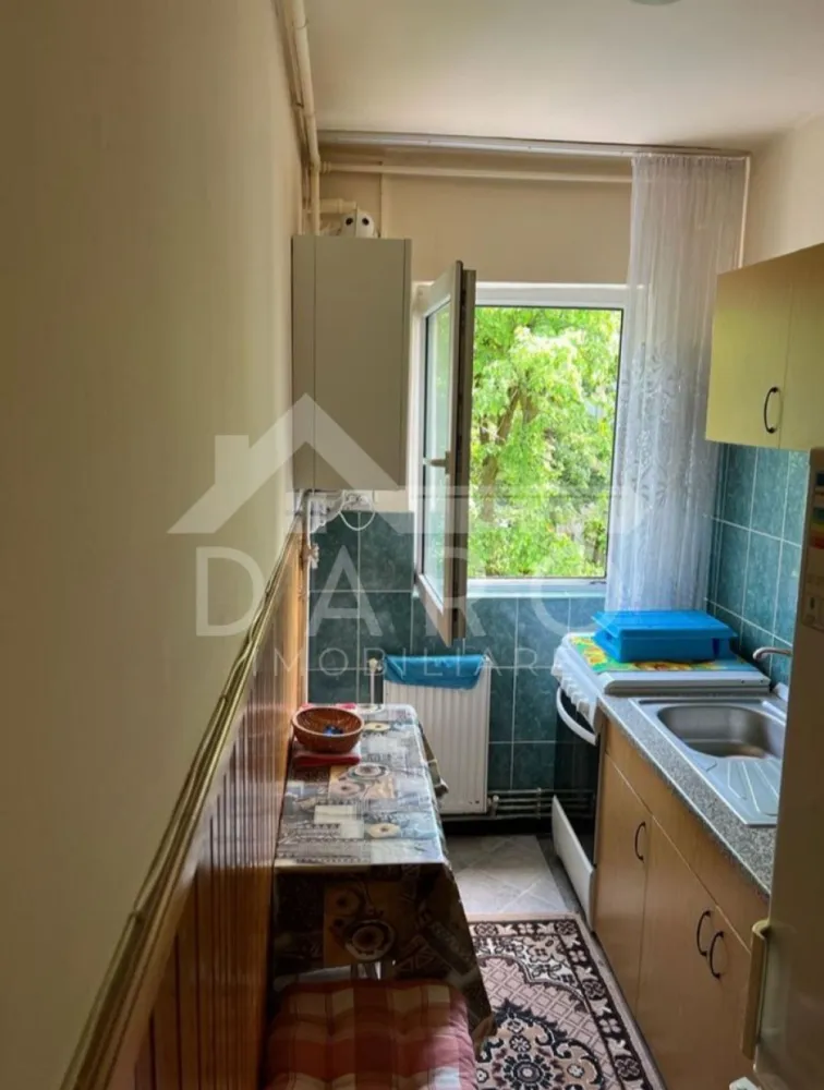 🏡 Apartament 2 camere de vânzare | 7 Noiembrie – Str. Păcii - 🏡 Apartament 2 camere de vânzare | 7 Noiembrie – Str. Păcii
Se oferă spre vânzare apartament situat într-o zonă foarte bună, aproape de principalele puncte de interes din oraș.
📍 Locație excelentă:
În apropiere de Spitalul Județean
La câteva minute de Facultatea de Medicină (UMF)
Piață și diverse magazine în zonă
Acces rapid către Complexul Weekend
Stații de transport în apropiere
Detalii apartament:
Etaj 4
Confort II
Compartimentare:
✔ 2 camere
✔ Bucătărie
✔ Baie
✔ Hol
✔ Balcon închis
💎 Ideal pentru locuit sau pentru investiție (închiriere pentru studenți sau personal medical).
🤝 Proprietate promovată prin DARO Imobiliare
💳 Vrei să cumperi această proprietate și ai nevoie de finanțare?
Prin Kiwi Finance beneficiezi de:
✔ analiză GRATUITĂ a eligibilității
✔ oferte de la peste 12 bănci
✔ negocierea dobânzii în favoarea ta
✔ suport complet până la semnarea contractului
📞 Detalii și vizionări:
Coman Maria – DARO Imobiliare & Kiwi Finance
📱 0749 535 729
🔑 DARO Imobiliare – găsim proprietatea potrivită
💳 Kiwi Finance – obținem creditul pentru a o cumpăra.