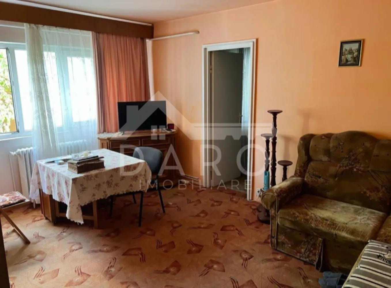 🏡 Apartament 2 camere de vânzare | 7 Noiembrie – Str. Păcii - 🏡 Apartament 2 camere de vânzare | 7 Noiembrie – Str. Păcii
Se oferă spre vânzare apartament situat într-o zonă foarte bună, aproape de principalele puncte de interes din oraș.
📍 Locație excelentă:
În apropiere de Spitalul Județean
La câteva minute de Facultatea de Medicină (UMF)
Piață și diverse magazine în zonă
Acces rapid către Complexul Weekend
Stații de transport în apropiere
Detalii apartament:
Etaj 4
Confort II
Compartimentare:
✔ 2 camere
✔ Bucătărie
✔ Baie
✔ Hol
✔ Balcon închis
💎 Ideal pentru locuit sau pentru investiție (închiriere pentru studenți sau personal medical).
🤝 Proprietate promovată prin DARO Imobiliare
💳 Vrei să cumperi această proprietate și ai nevoie de finanțare?
Prin Kiwi Finance beneficiezi de:
✔ analiză GRATUITĂ a eligibilității
✔ oferte de la peste 12 bănci
✔ negocierea dobânzii în favoarea ta
✔ suport complet până la semnarea contractului
📞 Detalii și vizionări:
Coman Maria – DARO Imobiliare & Kiwi Finance
📱 0749 535 729
🔑 DARO Imobiliare – găsim proprietatea potrivită
💳 Kiwi Finance – obținem creditul pentru a o cumpăra.