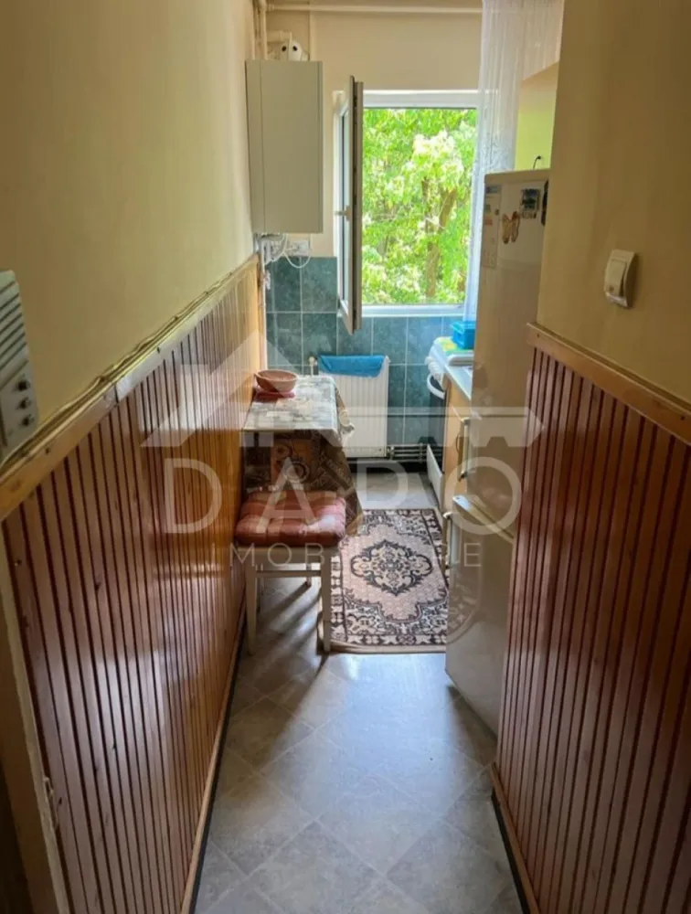 🏡 Apartament 2 camere de vânzare | 7 Noiembrie – Str. Păcii - 🏡 Apartament 2 camere de vânzare | 7 Noiembrie – Str. Păcii
Se oferă spre vânzare apartament situat într-o zonă foarte bună, aproape de principalele puncte de interes din oraș.
📍 Locație excelentă:
În apropiere de Spitalul Județean
La câteva minute de Facultatea de Medicină (UMF)
Piață și diverse magazine în zonă
Acces rapid către Complexul Weekend
Stații de transport în apropiere
Detalii apartament:
Etaj 4
Confort II
Compartimentare:
✔ 2 camere
✔ Bucătărie
✔ Baie
✔ Hol
✔ Balcon închis
💎 Ideal pentru locuit sau pentru investiție (închiriere pentru studenți sau personal medical).
🤝 Proprietate promovată prin DARO Imobiliare
💳 Vrei să cumperi această proprietate și ai nevoie de finanțare?
Prin Kiwi Finance beneficiezi de:
✔ analiză GRATUITĂ a eligibilității
✔ oferte de la peste 12 bănci
✔ negocierea dobânzii în favoarea ta
✔ suport complet până la semnarea contractului
📞 Detalii și vizionări:
Coman Maria – DARO Imobiliare & Kiwi Finance
📱 0749 535 729
🔑 DARO Imobiliare – găsim proprietatea potrivită
💳 Kiwi Finance – obținem creditul pentru a o cumpăra.