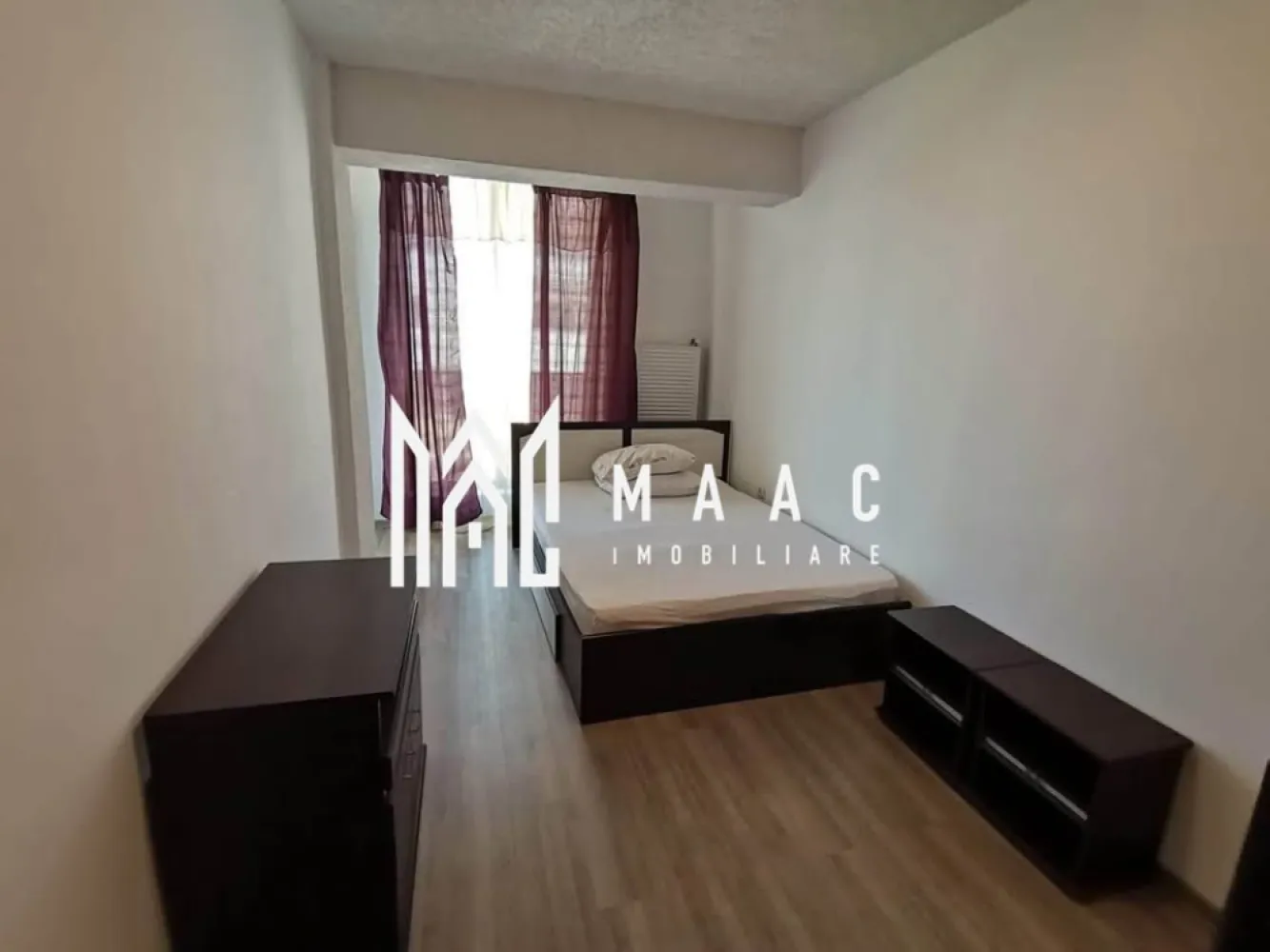 Apartament 3 camere | 58 mp | Construcție nouă | Lift | Doamna Stanca - Maac Imobiliare prezintă un apartament modern cu 3 camere, situat într-un imobil nou, P+10 cu lift, aflat în imediata apropiere a Kaufland și Shopping City Sibiu, pe strada Doamna Stanca. Proprietatea este poziționată la etajul 9 și oferă o suprafață utilă de 58 mp, plus balcon. Compartimentare: Living open space cu bucătărie 2 dormitoare Baie cu geam Hol Balcon Dotări și îmbunătățiri: Se vinde mobilat și utilat complet Gresie și faianță Uși interioare din lemn Geamuri termopan cu tâmplărie PVC Centrală termică proprie Pentru mai multe detalii precizati telefonic ca ati vazut anuntul cu ID: CP2842282