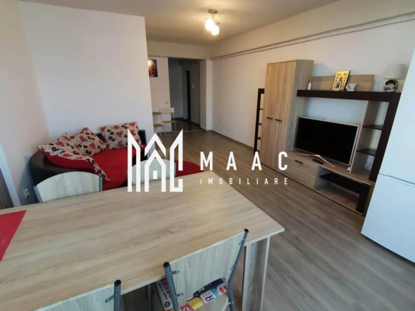 Apartament 3 camere | 58 mp | Construcție nouă | Lift | Doamna Stanca - Maac Imobiliare prezintă un apartament modern cu 3 camere, situat într-un imobil nou, P+10 cu lift, aflat în imediata apropiere a Kaufland și Shopping City Sibiu, pe strada Doamna Stanca. Proprietatea este poziționată la etajul 9 și oferă o suprafață utilă de 58 mp, plus balcon. Compartimentare: Living open space cu bucătărie 2 dormitoare Baie cu geam Hol Balcon Dotări și îmbunătățiri: Se vinde mobilat și utilat complet Gresie și faianță Uși interioare din lemn Geamuri termopan cu tâmplărie PVC Centrală termică proprie Pentru mai multe detalii precizati telefonic ca ati vazut anuntul cu ID: CP2842282