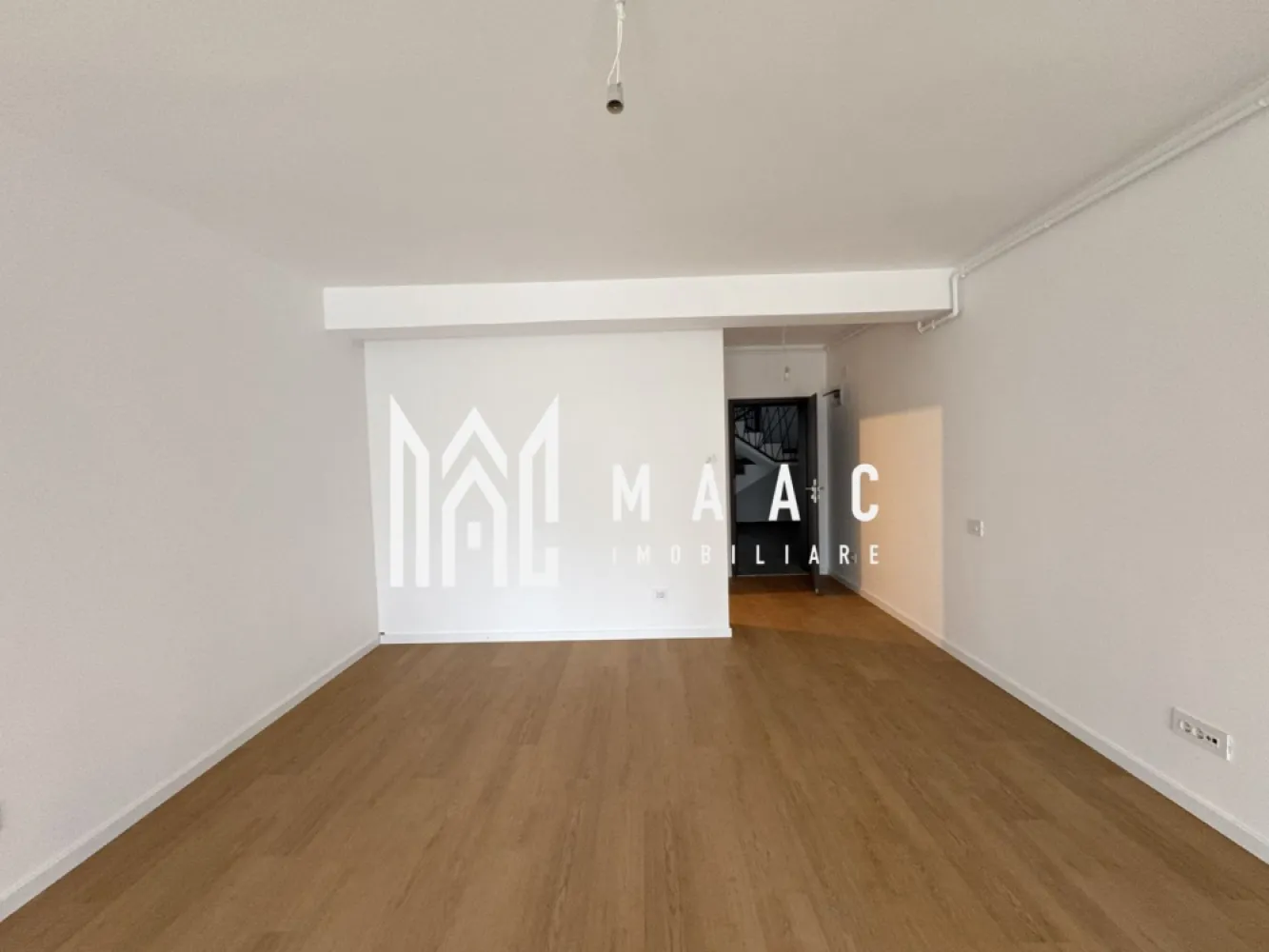 Garsonieră 37mp I Balcon I Parcare I La Cheie I - MAAC Imobiliare vă propune spre vânzare o garsonieră amplasată la parterul unei vile, într-un cartier rezidențial nou din zona industrială de vest, o locație cu acces facil către principalele puncte de interes și zonele de birouri.

Locuința are o suprafață utilă de 37,5 mp și beneficiază de încălzire în pardoseală și centrală termică proprie, asigurând confort termic și eficiență energetică. Se predă nemobilată, cu baia complet utilată, iar nivelul de finisare este cel prezentat în fotografii sau obtional mobilata ca in poze la pretul de 70000 eur

Garsoniera dispune de:
-cameră principală spațioasă
-baie complet utilată
-balcon de 7 mp cu balustradă din sticlă
-loc de parcare inclus

Proprietatea este potrivită atât pentru locuință proprie, cât și pentru investiție, datorită amplasării într-un cartier rezidențial nou din zona industrială de vest, cu potențial bun pentru închiriere.

Pentru mai multe detalii vă rugăm să menționați la telefon numărul CP2842261.