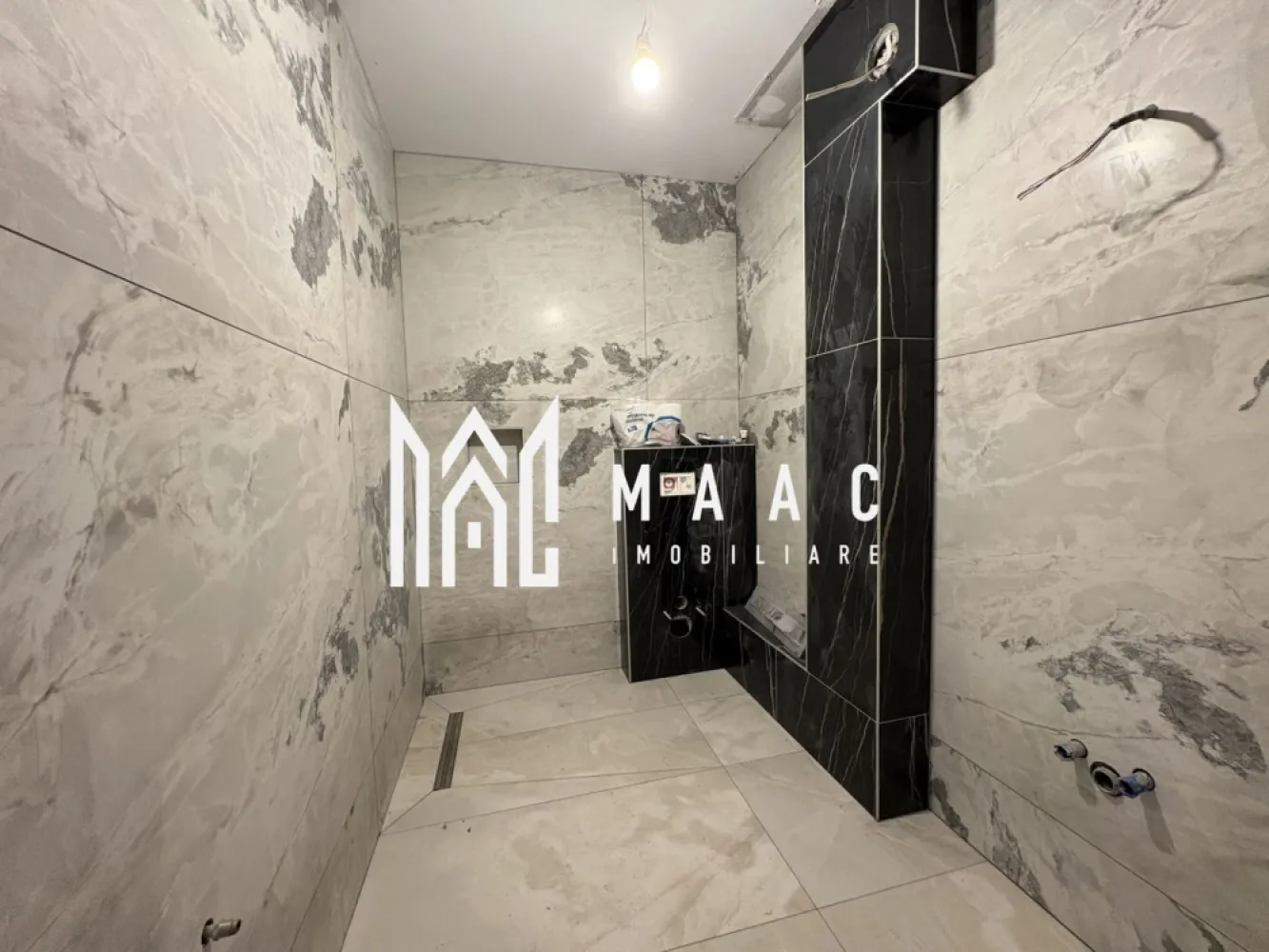 Garsonieră 37mp I Balcon I Parcare I La Cheie I - MAAC Imobiliare vă propune spre vânzare o garsonieră amplasată la parterul unei vile, într-un cartier rezidențial nou din zona industrială de vest, o locație cu acces facil către principalele puncte de interes și zonele de birouri.

Locuința are o suprafață utilă de 37,5 mp și beneficiază de încălzire în pardoseală și centrală termică proprie, asigurând confort termic și eficiență energetică. Se predă nemobilată, cu baia complet utilată, iar nivelul de finisare este cel prezentat în fotografii sau obtional mobilata ca in poze la pretul de 70000 eur

Garsoniera dispune de:
-cameră principală spațioasă
-baie complet utilată
-balcon de 7 mp cu balustradă din sticlă
-loc de parcare inclus

Proprietatea este potrivită atât pentru locuință proprie, cât și pentru investiție, datorită amplasării într-un cartier rezidențial nou din zona industrială de vest, cu potențial bun pentru închiriere.

Pentru mai multe detalii vă rugăm să menționați la telefon numărul CP2842261.