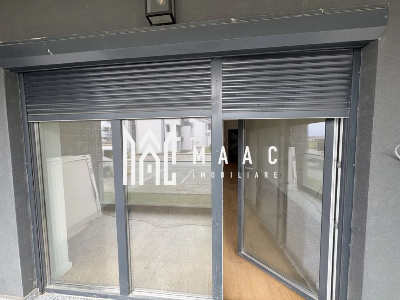 Garsonieră 37mp I Balcon I Parcare I La Cheie I - MAAC Imobiliare vă propune spre vânzare o garsonieră amplasată la parterul unei vile, într-un cartier rezidențial nou din zona industrială de vest, o locație cu acces facil către principalele puncte de interes și zonele de birouri.

Locuința are o suprafață utilă de 37,5 mp și beneficiază de încălzire în pardoseală și centrală termică proprie, asigurând confort termic și eficiență energetică. Se predă nemobilată, cu baia complet utilată, iar nivelul de finisare este cel prezentat în fotografii sau obtional mobilata ca in poze la pretul de 70000 eur

Garsoniera dispune de:
-cameră principală spațioasă
-baie complet utilată
-balcon de 7 mp cu balustradă din sticlă
-loc de parcare inclus

Proprietatea este potrivită atât pentru locuință proprie, cât și pentru investiție, datorită amplasării într-un cartier rezidențial nou din zona industrială de vest, cu potențial bun pentru închiriere.

Pentru mai multe detalii vă rugăm să menționați la telefon numărul CP2842261.