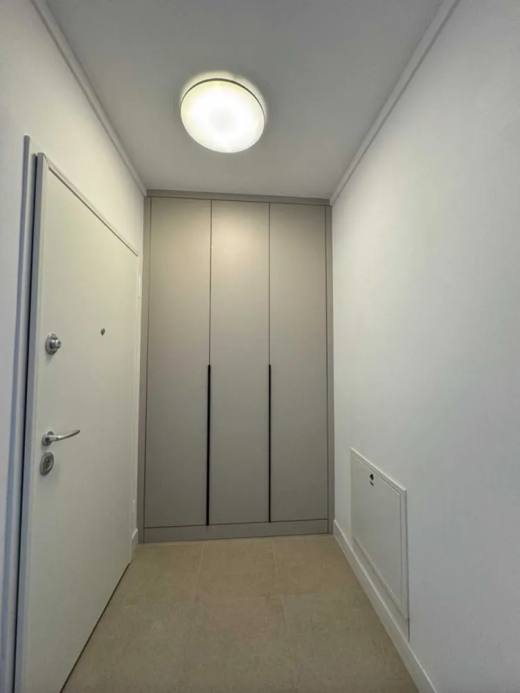 Apartament 2 camere plus parcare - Bucurestii Noi - Metrou Jiului - Apartament de inchiriat cu doua camere + loc de parcare (inclus in chirie) + acces terasa spatiu comun, situat in complexul Marmura Residence din Bulevardul Bucurestii Noi nr.25, chiar langa gura de metroul Jiului.
Din 01.12.2024 este disponibil pentru inchiriat un apartament de doua camere situat in blocul E, scara 1, etaj 2 si un loc de parcare subteran (inclus in pretul chiriei). Apartamentul are o suprafata utila de 56 mp si este compus din living, dormitor, bucatarie, baie, hol, balcon. Apartamentul este mobilat si utilat (mobila, aer conditionat, plita electrica, hota, cuptor electric, masina spalat vase, masina de spalat rufe). Noul chirias va avea acces si la o terasa situata in complexul rezidential, la ultimul etaj, folosit ca spatiu comun de catre locatari. In complexul rezidential se mai gasesc o sala de fitness, cateva cafenele si restaurante. In imediata vecinatate a complexului se gasesc supermarchetul Penny si Auchan.

Inchirierea se face cu respectarea Regulamentului de Ordine Interioara al Complexului.

Chirie lunara: 650 euro, cu plata in avans a chiriei + 800 euro garantie (returnabila la sfarsitul contractului).

Pentru detalii – tel. 07******81
