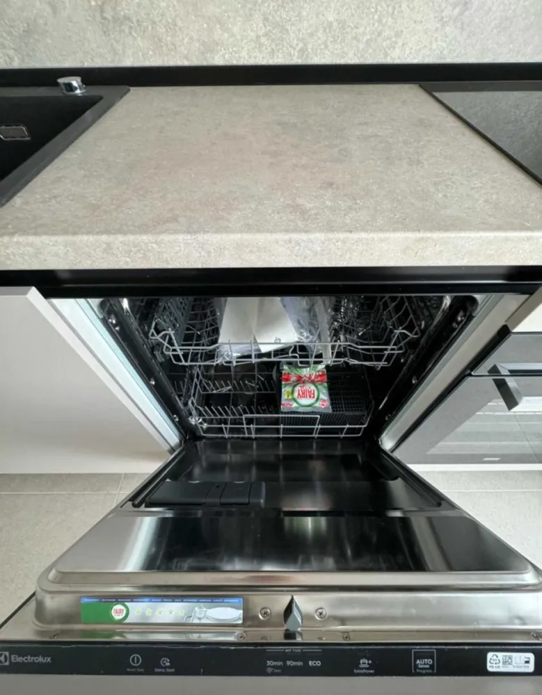 Apartament 2 camere plus parcare - Bucurestii Noi - Metrou Jiului - Apartament de inchiriat cu doua camere + loc de parcare (inclus in chirie) + acces terasa spatiu comun, situat in complexul Marmura Residence din Bulevardul Bucurestii Noi nr.25, chiar langa gura de metroul Jiului.
Din 01.12.2024 este disponibil pentru inchiriat un apartament de doua camere situat in blocul E, scara 1, etaj 2 si un loc de parcare subteran (inclus in pretul chiriei). Apartamentul are o suprafata utila de 56 mp si este compus din living, dormitor, bucatarie, baie, hol, balcon. Apartamentul este mobilat si utilat (mobila, aer conditionat, plita electrica, hota, cuptor electric, masina spalat vase, masina de spalat rufe). Noul chirias va avea acces si la o terasa situata in complexul rezidential, la ultimul etaj, folosit ca spatiu comun de catre locatari. In complexul rezidential se mai gasesc o sala de fitness, cateva cafenele si restaurante. In imediata vecinatate a complexului se gasesc supermarchetul Penny si Auchan.

Inchirierea se face cu respectarea Regulamentului de Ordine Interioara al Complexului.

Chirie lunara: 650 euro, cu plata in avans a chiriei + 800 euro garantie (returnabila la sfarsitul contractului).

Pentru detalii – tel. 07******81