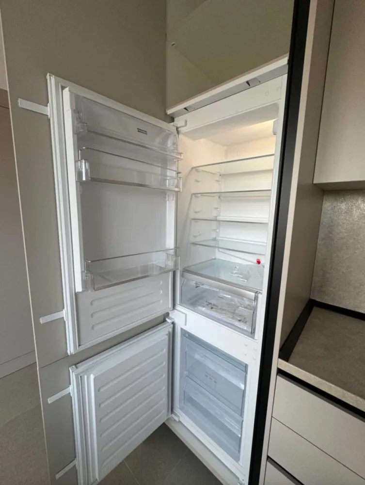 Apartament 2 camere plus parcare - Bucurestii Noi - Metrou Jiului - Apartament de inchiriat cu doua camere + loc de parcare (inclus in chirie) + acces terasa spatiu comun, situat in complexul Marmura Residence din Bulevardul Bucurestii Noi nr.25, chiar langa gura de metroul Jiului.
Din 01.12.2024 este disponibil pentru inchiriat un apartament de doua camere situat in blocul E, scara 1, etaj 2 si un loc de parcare subteran (inclus in pretul chiriei). Apartamentul are o suprafata utila de 56 mp si este compus din living, dormitor, bucatarie, baie, hol, balcon. Apartamentul este mobilat si utilat (mobila, aer conditionat, plita electrica, hota, cuptor electric, masina spalat vase, masina de spalat rufe). Noul chirias va avea acces si la o terasa situata in complexul rezidential, la ultimul etaj, folosit ca spatiu comun de catre locatari. In complexul rezidential se mai gasesc o sala de fitness, cateva cafenele si restaurante. In imediata vecinatate a complexului se gasesc supermarchetul Penny si Auchan.

Inchirierea se face cu respectarea Regulamentului de Ordine Interioara al Complexului.

Chirie lunara: 650 euro, cu plata in avans a chiriei + 800 euro garantie (returnabila la sfarsitul contractului).

Pentru detalii – tel. 07******81
