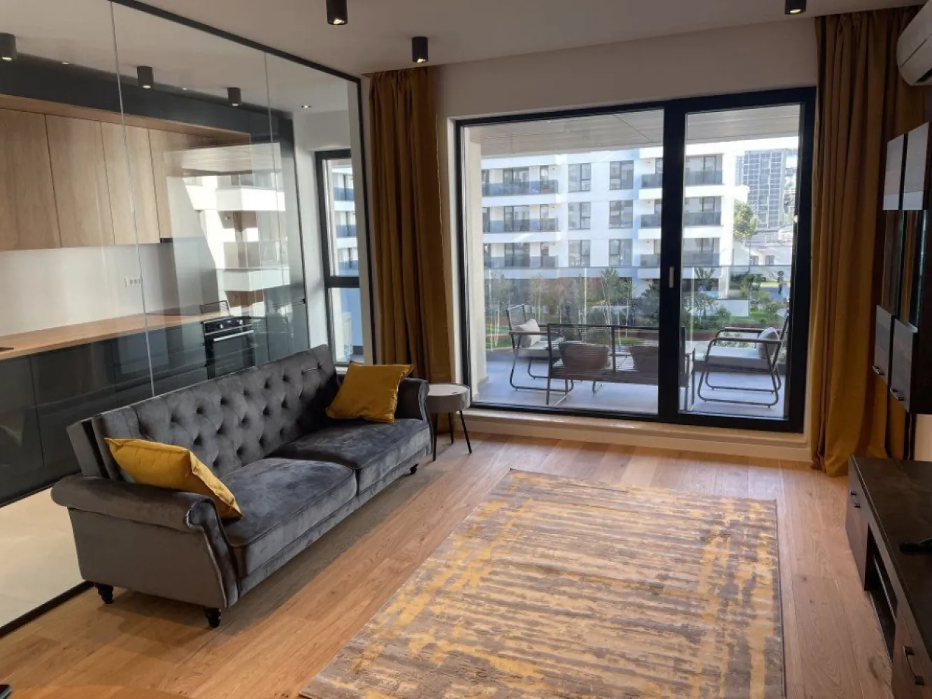 Apartament 2 Camere Nusco City - Proprietar - De inchiriat apartament cu 2 camere si loc de parcare suprateran in complexul Nusco City, ( Soseaua Pipera 48A) in imediata apropiere a Promenada Mall. Complexul beneficiaza de multiple facilitati, printre care peste 5000mp de spatii verzi in prima faza, urmand a fi inaugurat un parc de 30000 mp in faza urmatoare, paza, locuri de parcare pentru vizitatori, acces facil la mijloace de transport in comun (inclusiv statiile de metrou Aurel Vlaicu si Pipera), gradinite, scoli, locuri de joaca pentru copii, centre de business (Oregon Park), restaurante, cafenele, magazine, etc.

Apartamentul este NOU, complet mobilat si utilat, cu o superba vedere spre gradina interioara din fiecare camera si de pe terasa generoasa.

Este dotat cu toata aparatura moderna necesara unei mutari imediate: centrala proprie si incalzire in pardoseala, aer conditionat multi-split (living si in dormitor), Smart TV, combina frigorifica, masina de spalat vase, masina de spalat rufe, plita electrica, hota, cuptor.

Finisaje de cea mai buna calitate: tamplarie exterioara cu profile din aluminiu SCHUCO AvantTech, parchet triplu-stratificat Haro - Germania, placi ceramice gresie portelanata 60x60cm Pocelanosa Spania, gresie portelanata rectificata 60x120cm Cristacer, obiecte sanitare Ideal Standard, usa intrare apartament blindata cu structura metalica Italia, usi interioare cu balamale ascunse Pinum , centrala Viessmann, aparat de aer conditionat multisplit Mitsubishi.