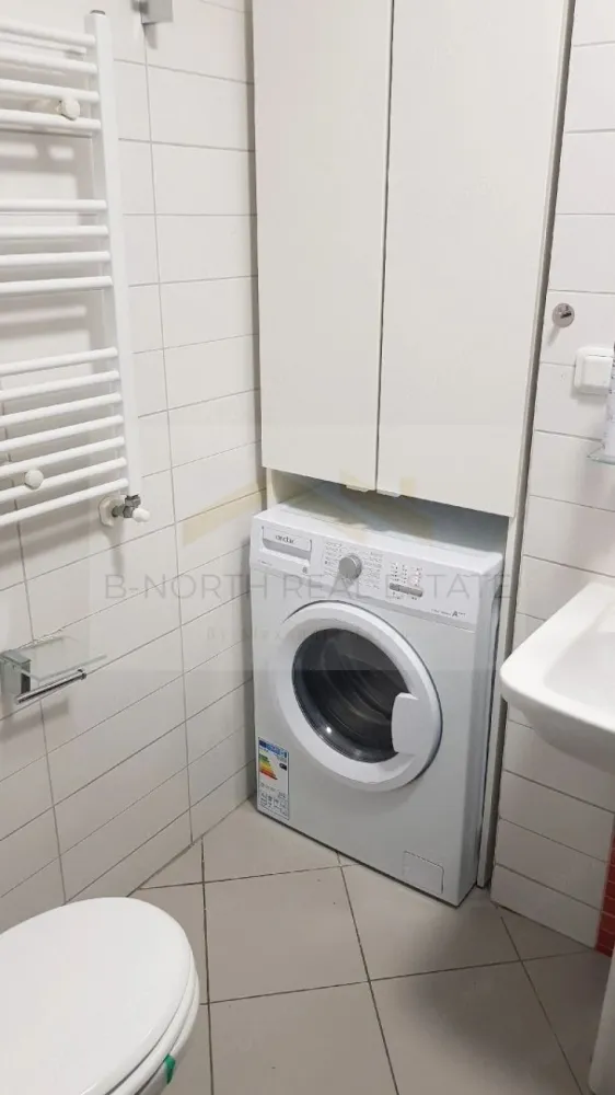 Apartament 2 camere de vânzare | Monaco Towers | Metrou Dimitrie Leonida | 63 mp - B-North Real Estate vă propune spre vânzare un apartament cu 2 camere, situat în complexul rezidențial Monaco Towers, pe Șoseaua Berceni nr. 96, la doar 2 minute de mers pe jos de stația de metrou Dimitrie Leonida.
Apartamentul este amplasat la etajul 13 din 20, are o suprafață utilă de 63 mp și beneficiază de două balcoane, un living generos cu bucătărie open-space și finisaje de calitate.

Caracteristici principale:

Apartament cu 2 camere
Suprafață utilă: 63 mp
Compartimentare semidecomandată
Etaj 13 din 20
An construcție: 2011
2 balcoane

Dotări și beneficii:

Living cu bucătărie open-space
Centrală proprie pe corp de clădire cu contorizare individuală
Aer condiționat LG
Parchet triplustratificat
Tâmplărie Schüco cu geam termopan
Finisaje moderne
Recepție în imobil
Pază și supraveghere video 24/7
3 lifturi Schindler
Parcare subterană
Sistem de detecție și stingere incendiu

Avantaje locație:

Aproximativ 2 minute de mers până la metrou Dimitrie Leonida
Stații STB în imediata apropiere
Acces rapid către Metro, Jumbo, Auchan, Lidl, Kaufland, Carrefour Grand Arena, Selgros și Hornbach
La parterul complexului se regăsesc Mega Image, sală de fitness, Domino's Pizza și alte spații comerciale

Preț:

160.000 euro

Pentru informații suplimentare și programarea unei vizionări, contactați B-North Real Estate.