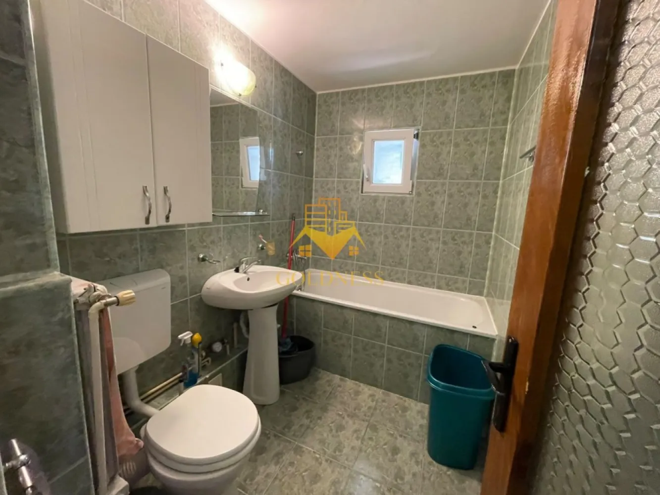 3 Camere decomandate, Parcare, UMF, UTCN,Observatorului, Sigma, Mol - GOLDNESS Imobiliare vă propune spre închiriere un apartament cu 3 camere complet mobilat și utilat, la parterul unui imobil de 5 etaje, în Cartierul Zorilor!
Dispune de loc de parcare contracost!
Se află în apropierea stațiilor de transport în comun, magazine, restaurante, spații verzi, farmacii, etc. 

Apartamentul este compartimentat astfel:
 - dormitor cu pat matrimonial, dressing, noptiere
 - dormitor cu canapea extensibila,birou si dressing.
 - living cu canapea extensibilă, loc de servit masa, mobilier
 -bucatarie complet utilată și mobilată, loc de servit masa
 - baie cu cada calorifer port prosop și dulap pentru depozitare.
 -baie de serviciu

Imobilul este dotat cu toate cele necesare- centrală proprie, frigider, aragaz, hotă, mașină de spălat haine, etc. 

Dacă sunteți interesați de acest apartament și doriți să îl vizionați, dar și pentru alte oferte nu ezitați să ne contactați telefonic sau prin e-mail. Vă stăm la dispoziție!
Pentru intermediere se percepe un comision de 50% din prețul chiriei!