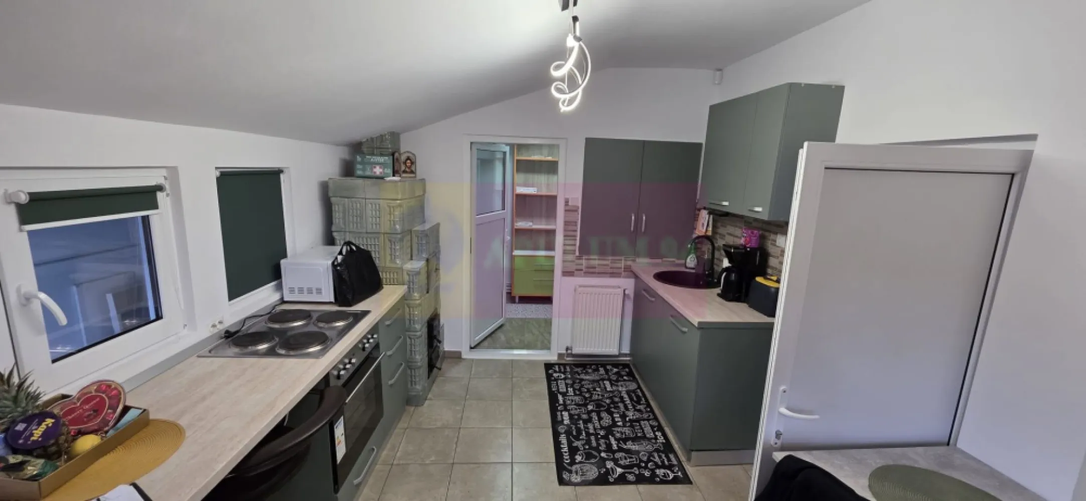 Casa de vanzare in Breaza - Casă de vânzare în Breaza – ideală pentru locuit sau investiție turistică 
Agenția imobiliară Mervani vă propune spre vânzare o proprietate deosebită, situată într-o zonă liniștită din Breaza, perfectă atât pentru uz personal, cât și pentru continuarea activității de închiriere în regim turistic.

Detalii proprietate:
Curte frumos amenajată, cu gazon și 2 spații de grătar, ideale pentru relaxare și petrecerea timpului liber
Spațiu de relaxare dedicat oaspeților
Casă compartimentată inteligent:
Apartament cu 2 camere, bucătărie și 2 băi
Studio separat, cu dormitor, bucătărie și grup sanitar cu duș
Proprietatea se vinde complet mobilată și utilată, gata pentru a fi folosită imediat.

O oportunitate excelentă pentru cei care își doresc o casă de vacanță sau o investiție cu randament bun într-o zonă turistică apreciată.
Pentru mai multe detalii și vizionări, contactați Agenția Imobiliară Mervani