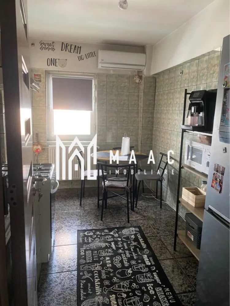 Apartament 2 camere | Zona Centrala | Mobilat si Utilat - MAAC Imobiliare vă propune spre vânzare un apartament cu 2 camere, situat în zona centrală din Râmnicu Vâlcea, în imediata apropiere a ASIROM – o locație excelentă, cu acces facil către magazine, instituții, mijloace de transport și toate punctele de interes ale orașului.

Apartamentul are o suprafață de 57 mp și este situat la etajul 4 din 4, oferind liniște și intimitate.

Proprietatea este renovată complet, realizată cu atenție la detalii și finisaje moderne, fiind pregătită pentru mutare imediată.

Caracteristici principale:

-Suprafață: 57 mp

-Etaj: 4/4

-Renovat integral

-Dotat cu aer condiționat

Se vinde mobilat și utilat complet, exact cum se prezintă

Apartamentul reprezintă o alegere ideală atât pentru locuință proprie, cât și pentru investiție, datorită poziționării centrale și a faptului că nu necesită investiții suplimentare.

Pentru mai multe informații și programarea unei vizionări, vă invităm să contactați echipa MAAC Imobiliare.
CP2941855