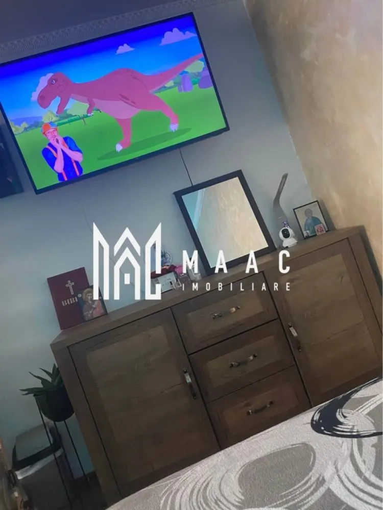 Apartament 2 camere | Zona Centrala | Mobilat si Utilat - MAAC Imobiliare vă propune spre vânzare un apartament cu 2 camere, situat în zona centrală din Râmnicu Vâlcea, în imediata apropiere a ASIROM – o locație excelentă, cu acces facil către magazine, instituții, mijloace de transport și toate punctele de interes ale orașului.

Apartamentul are o suprafață de 57 mp și este situat la etajul 4 din 4, oferind liniște și intimitate.

Proprietatea este renovată complet, realizată cu atenție la detalii și finisaje moderne, fiind pregătită pentru mutare imediată.

Caracteristici principale:

-Suprafață: 57 mp

-Etaj: 4/4

-Renovat integral

-Dotat cu aer condiționat

Se vinde mobilat și utilat complet, exact cum se prezintă

Apartamentul reprezintă o alegere ideală atât pentru locuință proprie, cât și pentru investiție, datorită poziționării centrale și a faptului că nu necesită investiții suplimentare.

Pentru mai multe informații și programarea unei vizionări, vă invităm să contactați echipa MAAC Imobiliare.
CP2941855