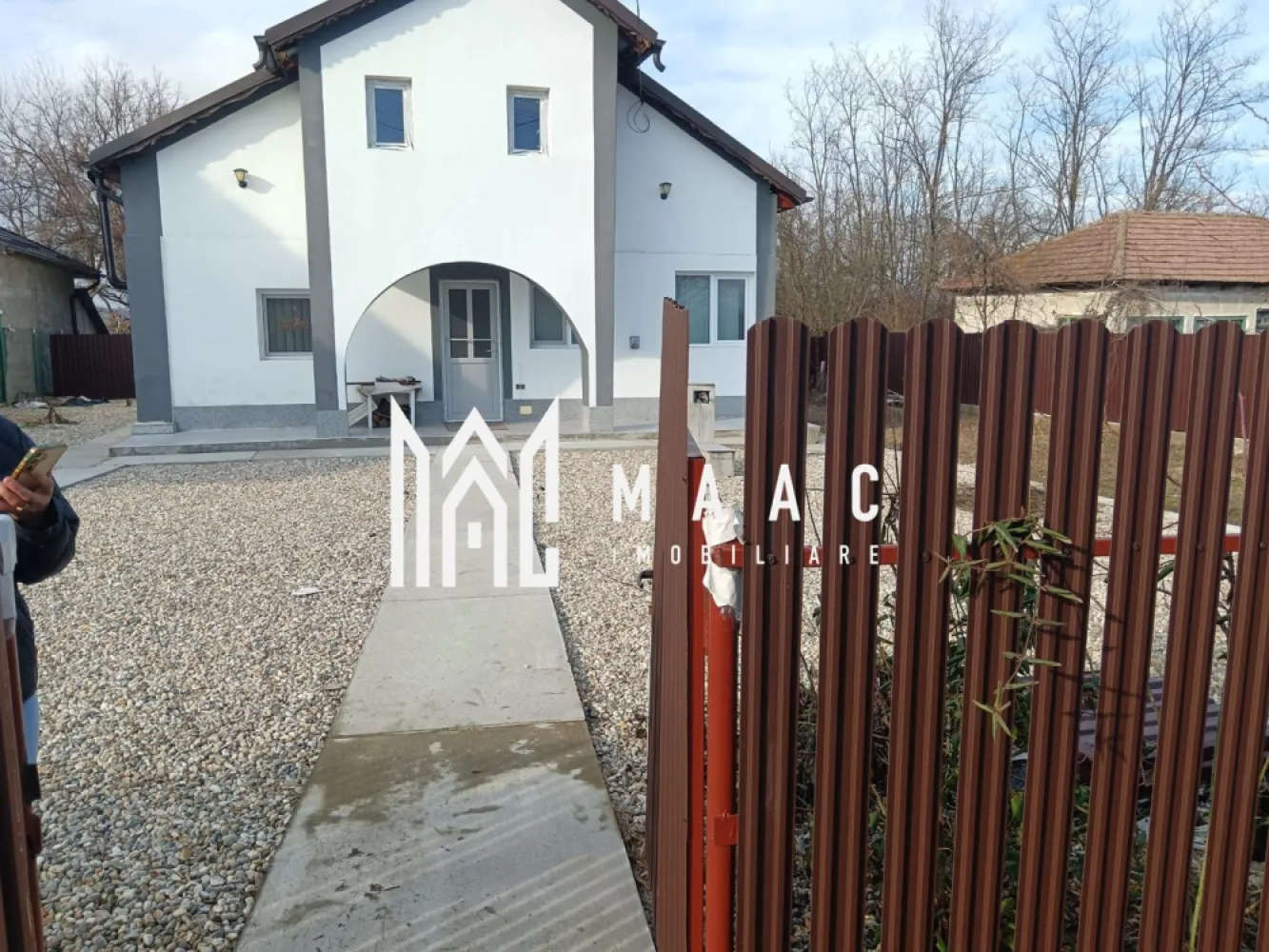 Casă de vânzare în Lăpușata – Construcție nouă, complet utilată - Maac Imobiliare propune spre vânzare o casă situată în localitatea Lăpușata, într-o zonă liniștită și pitorească, ideală pentru relaxare și confort.

🔹 Construcție nouă
🔹 Complet utilată și dotată
🔹 Compartimentare practică și funcțională:

2 camere

baie

bucătărie

Proprietatea este potrivită atât ca locuință pentru o familie, cât și ca casă de vacanță, oferind intimitate, aer curat și un cadru natural deosebit.

Zona este apreciată pentru liniște și peisajele frumoase, fiind alegerea ideală pentru cei care își doresc să se retragă din agitația orașului.

📞 Pentru mai multe detalii și programarea unei vizionări, vă rugăm să contactați Maac Imobiliare.