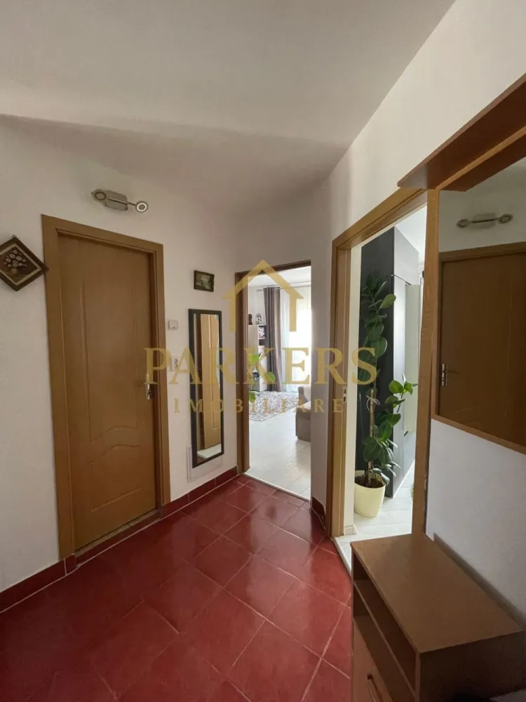 Apartament 2 camere decomandat de vanzare zona Marasti - Parkers Imobiliare oferă spre vânzare apartament cu 2 camere situat la etajul 4 cu suprafață de 52 mp finisat, se vinde complet mobilat și utilat exact ca în poze, camere luminoase cu atmosferă plăcută, bucătărie modernă dotată cu electrocasnice actuale, loc de parcare inclus, amplasat într-o zonă foarte bună aproape de magazine, restaurante, cafenele, mijloace de transport în comun și parcuri ideale pentru relaxare